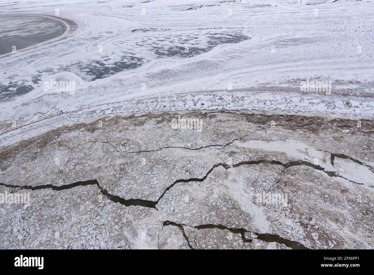 Arktische Tundralandschaft im Norden Kanadas am Ufer der Hudson Bay von der Stadt Churchill, Manitoba. Aufgenommen aus einem Hubschrauber mit Antenne. Stockfoto