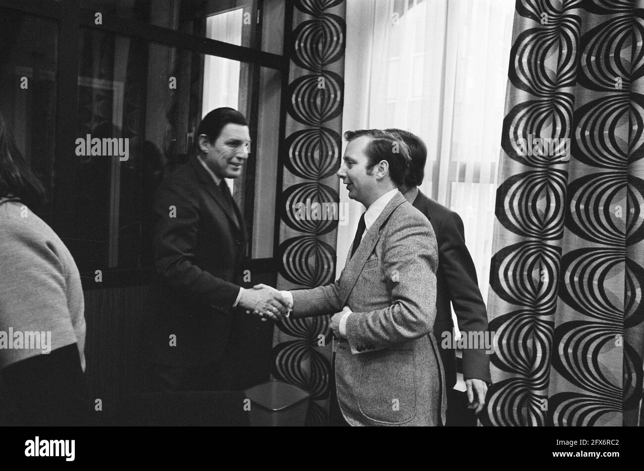 Anhörung des Parlamentarischen Ausschusses für Wirtschaft mit Ölgesellschaften in Den Haag, nein 8 Herr Montijn wird von Arie van de Hek (PvdA) begrüßt, 18. März 1975, Anhörungen, Ölgesellschaften, Niederlande, Presseagentur des 20. Jahrhunderts, Foto, Nachrichten zum erinnern, Dokumentarfilm, historische Fotografie 1945-1990, visuelle Geschichten, Menschliche Geschichte des zwanzigsten Jahrhunderts, Momente in der Zeit festzuhalten Stockfoto