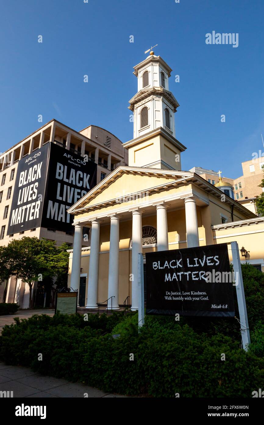 Washington, DC, USA, 25. Mai 2021. Im Bild: St. John's Episcopal Church ein Jahr nach dem Mord an George Floyd. Die Kirche stand im Zentrum der Proteste in Washington, DC, und wurde in den ersten Tagen beschädigt. Trotzdem ist sie ein standhafter Verbündeter der Anti-Rassismus-Bewegung in der Hauptstadt der Nation geblieben. Im Gegensatz zu den meisten großen Städten in den Vereinigten Staaten fanden in Washington keine großen Veranstaltungen zum Jahrestag statt. Kredit: Allison Bailey / Alamy Live Nachrichten Stockfoto