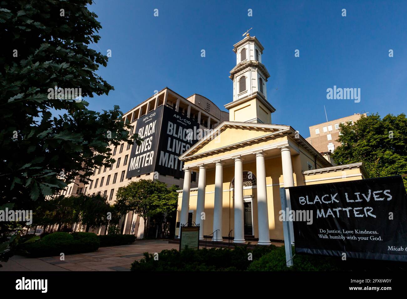 Washington, DC, USA, 25. Mai 2021. Im Bild: St. John's Episcopal Church ein Jahr nach dem Mord an George Floyd. Die Kirche stand im Zentrum der Proteste in Washington, DC, und wurde in den ersten Tagen beschädigt. Trotzdem ist sie ein standhafter Verbündeter der Anti-Rassismus-Bewegung in der Hauptstadt der Nation geblieben. Im Gegensatz zu den meisten großen Städten in den Vereinigten Staaten fanden in Washington keine großen Veranstaltungen zum Jahrestag statt. Kredit: Allison Bailey / Alamy Live Nachrichten Stockfoto