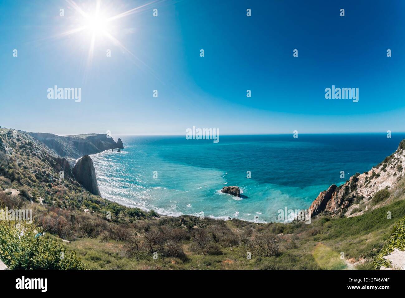 Luftaufnahme Panorama Meerblick, Draufsicht, erstaunliche Natur Hintergrund. Wilder, abgelegener Strand mit felsigen Bergen und azurblauem Wasser an sonnigen Tagen. Nie endend Stockfoto