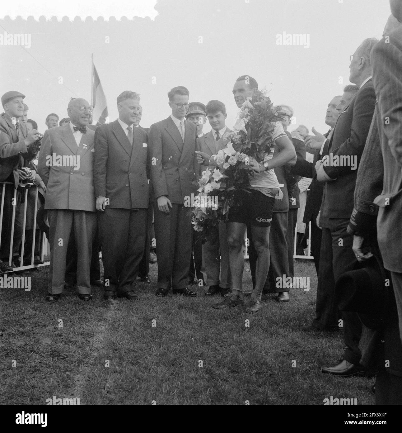 Ehrung des Weltmeisters unter den Profis Rik van Steenbergen, 18. August 1957, Tributes, Radrennen, Niederlande, 20. Jahrhundert Presseagentur Foto, Nachrichten zu erinnern, Dokumentarfilm, historische Fotografie 1945-1990, visuelle Geschichten, Menschliche Geschichte des zwanzigsten Jahrhunderts, Momente in der Zeit festzuhalten Stockfoto