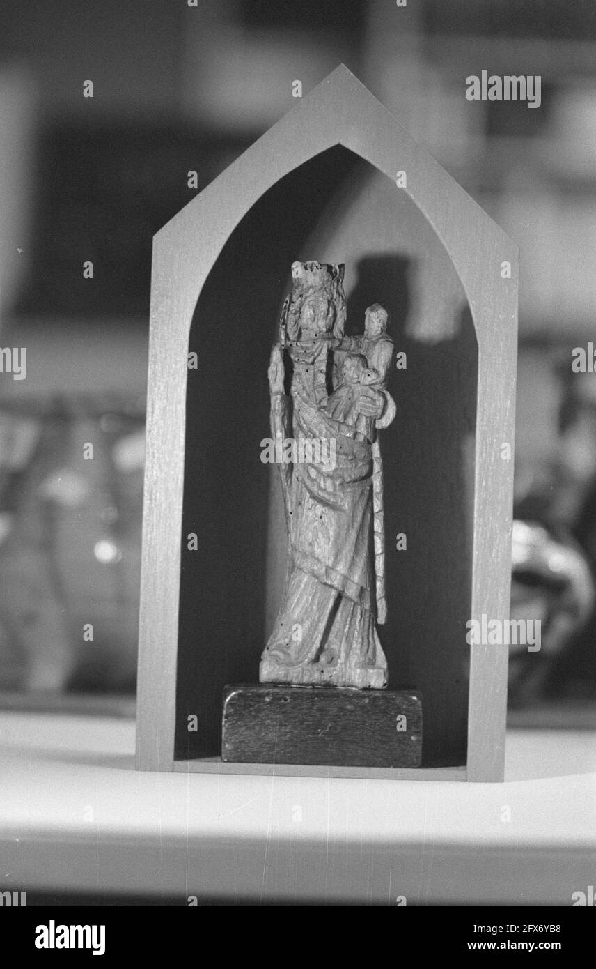 Nahaufnahme einer eichenmadonna mit Kind aus ca. 1340 (ältestes Artefakt in Amsterdam), 4. Januar 1989, Artefakte, madonna-Statuen, Stadtarchäologen, Niederlande, Presseagentur des 20. Jahrhunderts, Foto, Nachrichten zu erinnern, Dokumentarfilm, historische Fotografie 1945-1990, visuelle Geschichten, Menschliche Geschichte des zwanzigsten Jahrhunderts, Momente in der Zeit festzuhalten Stockfoto