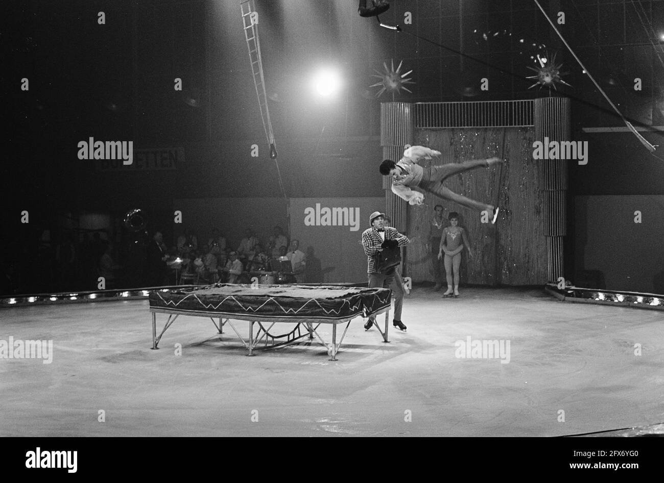 Clown Act on skates, 2. November 1966, Künstler, Zirkusse, Eisbahnen, Eislaufen, Niederlande, Foto der Presseagentur des 20. Jahrhunderts, zu erinnerende Nachrichten, Dokumentation, historische Fotografie 1945-1990, visuelle Geschichten, Menschliche Geschichte des zwanzigsten Jahrhunderts, Momente in der Zeit festzuhalten Stockfoto