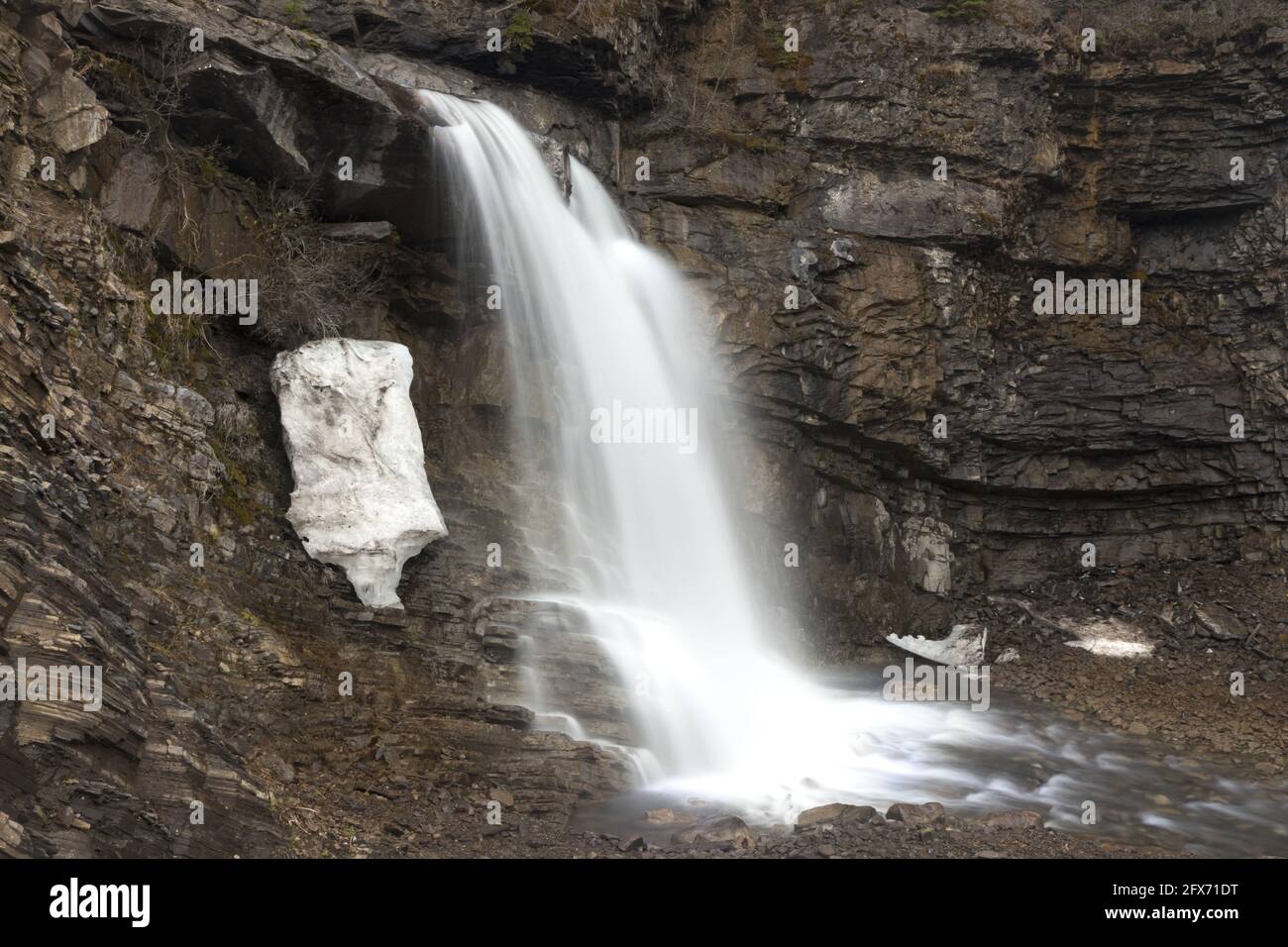 Lower Spray Falls, szenischer Wasserfall in Rock Grotto Cavern. Kananaskis Country, Alberta, Kanadische Rocky Mountains Stockfoto