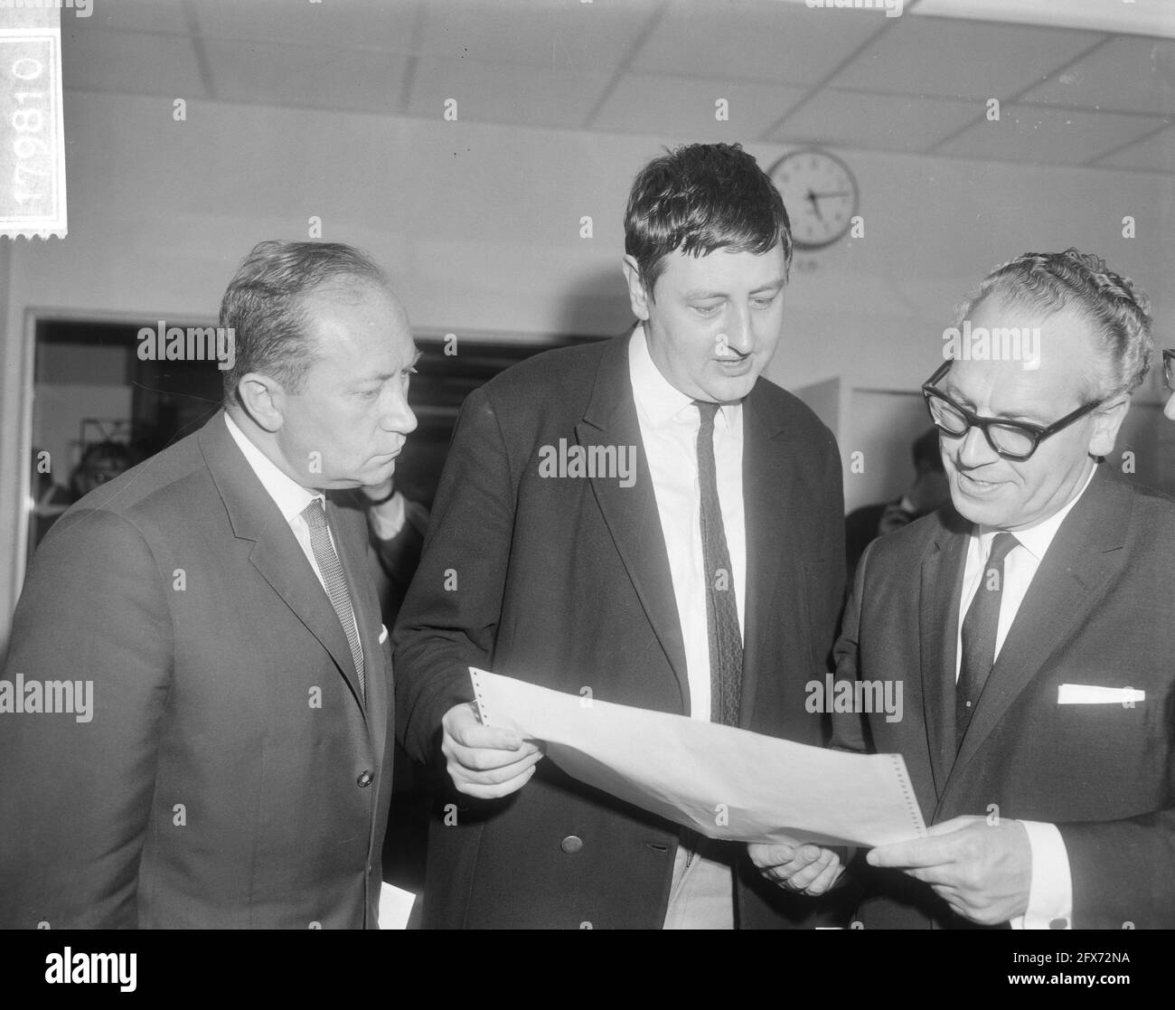 IBM-Schachturnier eröffnet von Minister Vrolijk, er sieht die Ergebnisse mit Laszlo Szabo (links) und Jan Hein Donner, 19. Juli 1965, Ergebnisse, Schach, Turniere, Niederlande, Foto der Presseagentur des 20. Jahrhunderts, zu erinnerende Nachrichten, Dokumentarfilm, historische Fotografie 1945-1990, visuelle Geschichten, Menschliche Geschichte des zwanzigsten Jahrhunderts, Momente in der Zeit festzuhalten Stockfoto