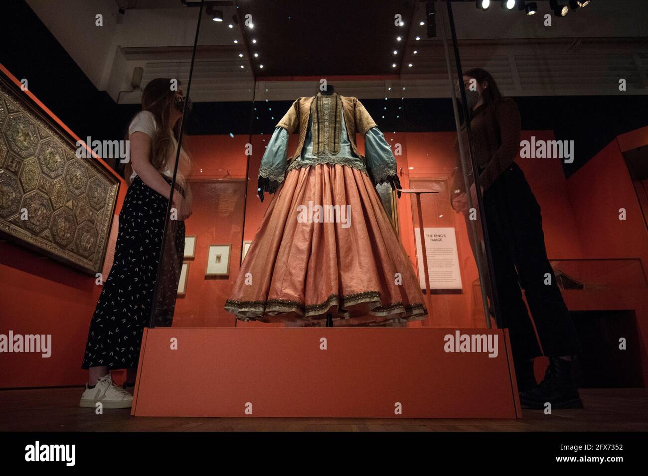 Museumsmitarbeiter sehen sich eine Damenjacke, Bluse und Rock von 1840 bis 50 an, die vor der bevorstehenden Ausstellung „Epic Iran“ im Victoria and Albert Museum in London zu sehen ist. Bilddatum: Dienstag, 25. Mai 2021. Stockfoto
