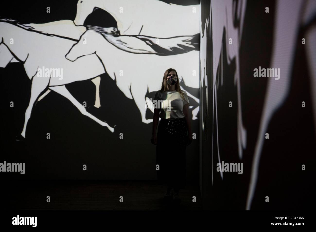 Ein Mitarbeiter des Museums geht an All the White Horses (2016) von Avish Khebrechzadeh vorbei, um die Ausstellung im Vorfeld der bevorstehenden Ausstellung „Epic Iran“ im Victoria and Albert Museum in London zu sehen. Bilddatum: Dienstag, 25. Mai 2021. Stockfoto