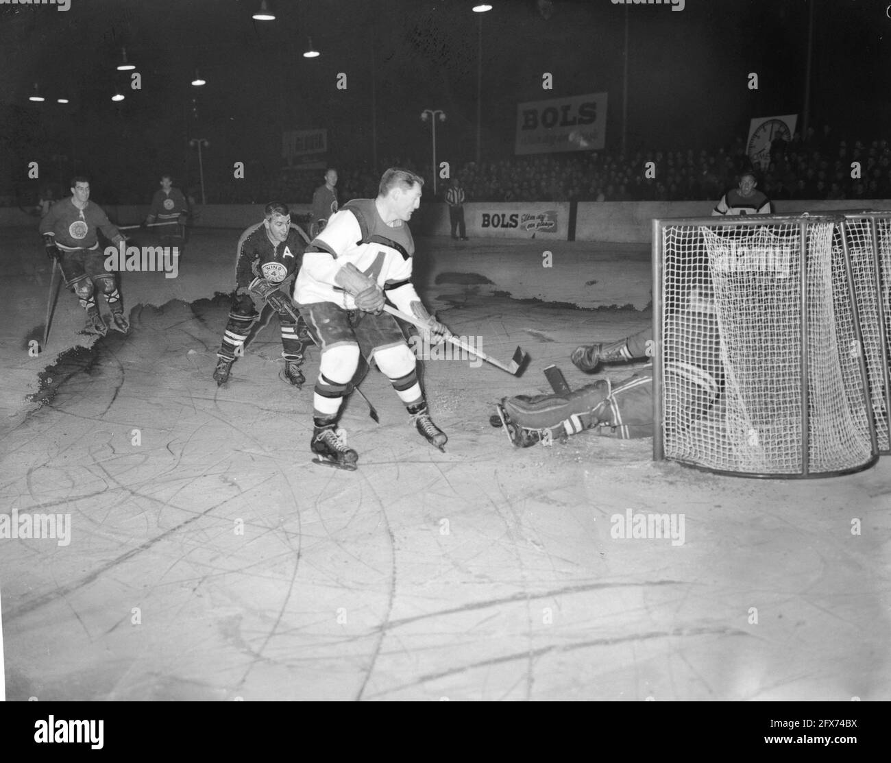 Eishockey Amsterdam Team gegen Canadian Raiders Game Moment, 25. Januar 1962, Eishockey, Sport, Games, Niederlande, Foto der Presseagentur des 20. Jahrhunderts, zu erinnerende Nachrichten, Dokumentarfilm, historische Fotografie 1945-1990, visuelle Geschichten, Menschliche Geschichte des zwanzigsten Jahrhunderts, Momente in der Zeit festzuhalten Stockfoto