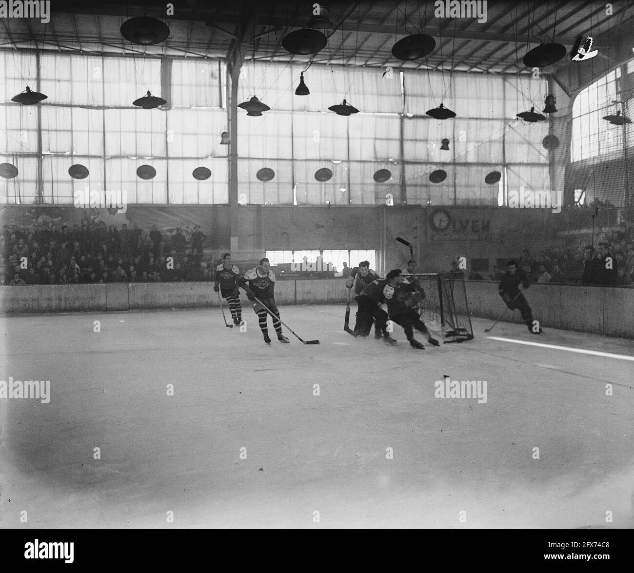 Eishockey Apollohal Amsterdam, 6. März 1947, Eishockey, Sport, Niederlande, Presseagentur des 20. Jahrhunderts, Foto, Nachrichten zum erinnern, Dokumentarfilm, historische Fotografie 1945-1990, visuelle Geschichten, Menschliche Geschichte des zwanzigsten Jahrhunderts, Momente in der Zeit festzuhalten Stockfoto