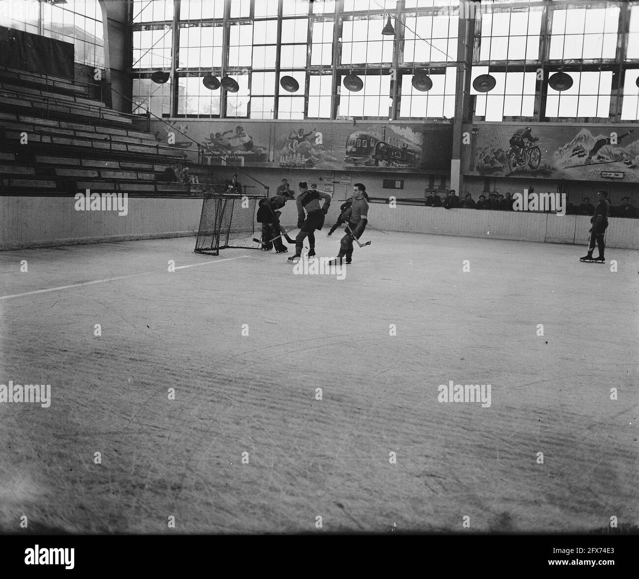 Eishockey im Apollohal in Amsterdam, November 1945, Eishockey, Sport, Niederlande, 20. Jahrhundert Presseagentur Foto, Nachrichten zu erinnern, Dokumentarfilm, historische Fotografie 1945-1990, visuelle Geschichten, Menschliche Geschichte des zwanzigsten Jahrhunderts, Momente in der Zeit festzuhalten Stockfoto