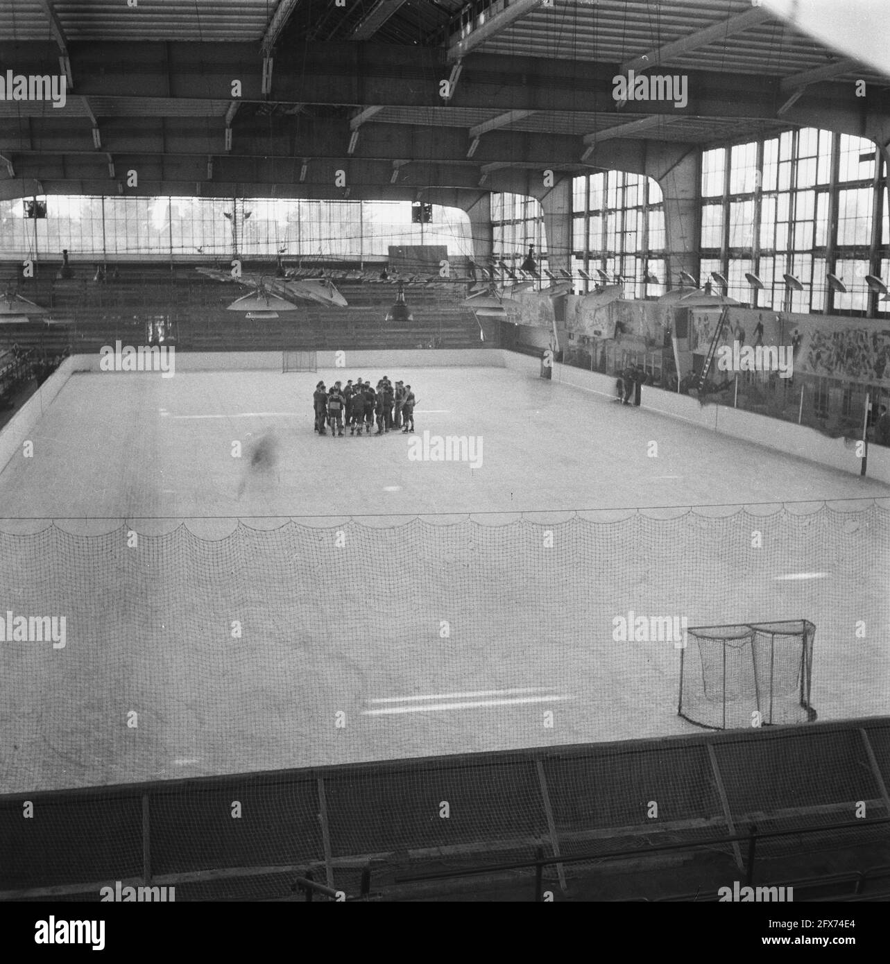Eishockey im Apollohal in Amsterdam, Oktober 1945, Eishockey, Sport, Niederlande, 20. Jahrhundert Presseagentur Foto, Nachrichten zu erinnern, Dokumentarfilm, historische Fotografie 1945-1990, visuelle Geschichten, Menschliche Geschichte des zwanzigsten Jahrhunderts, Momente in der Zeit festzuhalten Stockfoto