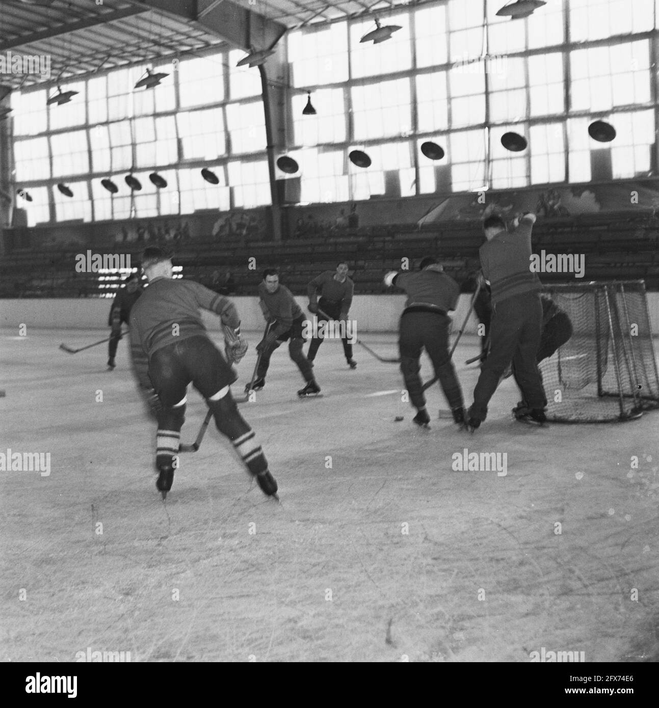Eishockey im Apollohal in Amsterdam, Oktober 1945, Eishockey, Sport, Niederlande, 20. Jahrhundert Presseagentur Foto, Nachrichten zu erinnern, Dokumentarfilm, historische Fotografie 1945-1990, visuelle Geschichten, Menschliche Geschichte des zwanzigsten Jahrhunderts, Momente in der Zeit festzuhalten Stockfoto