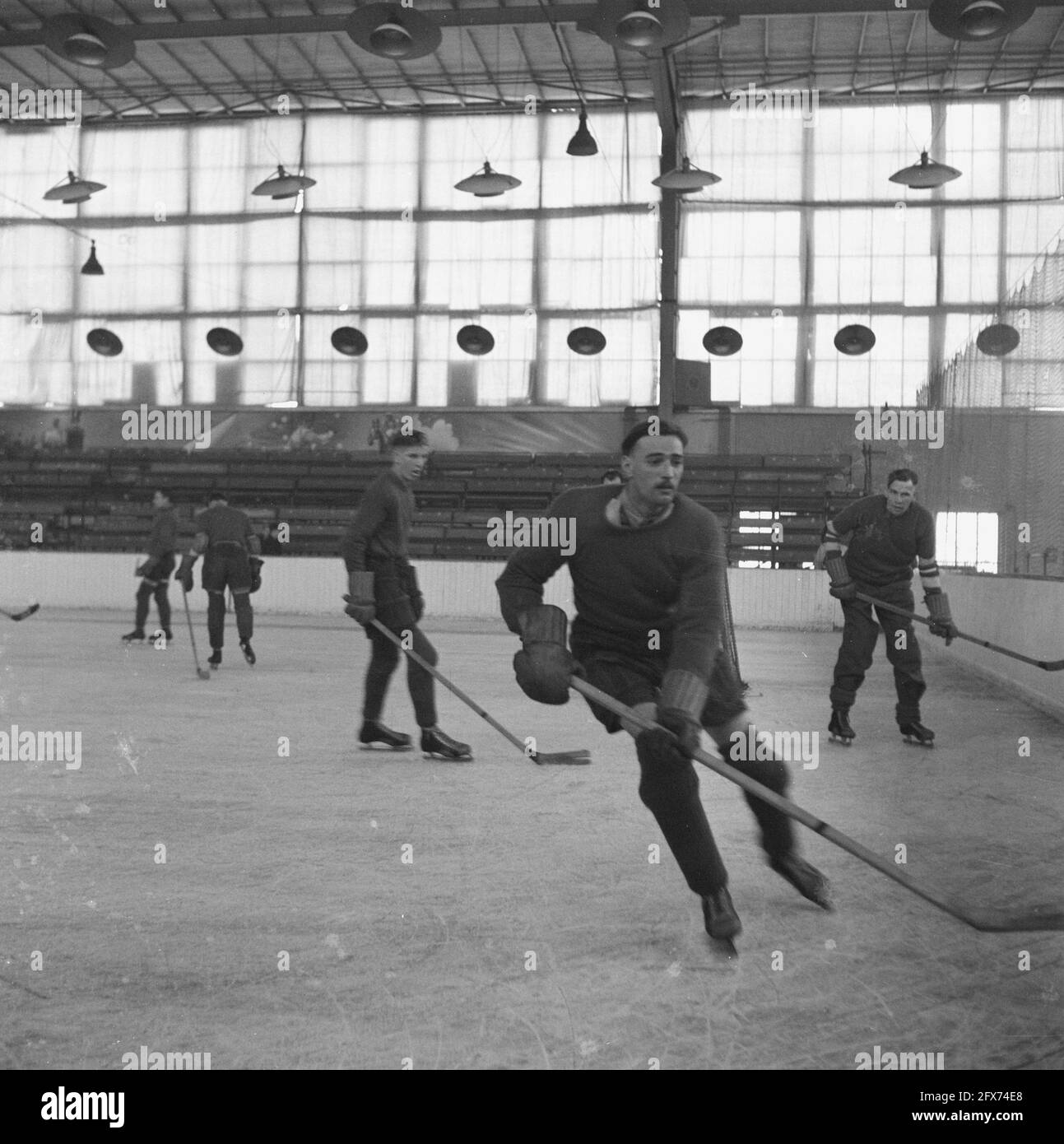 Eishockey im Apollohal in Amsterdam, Oktober 1945, Eishockey, Sport, Niederlande, 20. Jahrhundert Presseagentur Foto, Nachrichten zu erinnern, Dokumentarfilm, historische Fotografie 1945-1990, visuelle Geschichten, Menschliche Geschichte des zwanzigsten Jahrhunderts, Momente in der Zeit festzuhalten Stockfoto