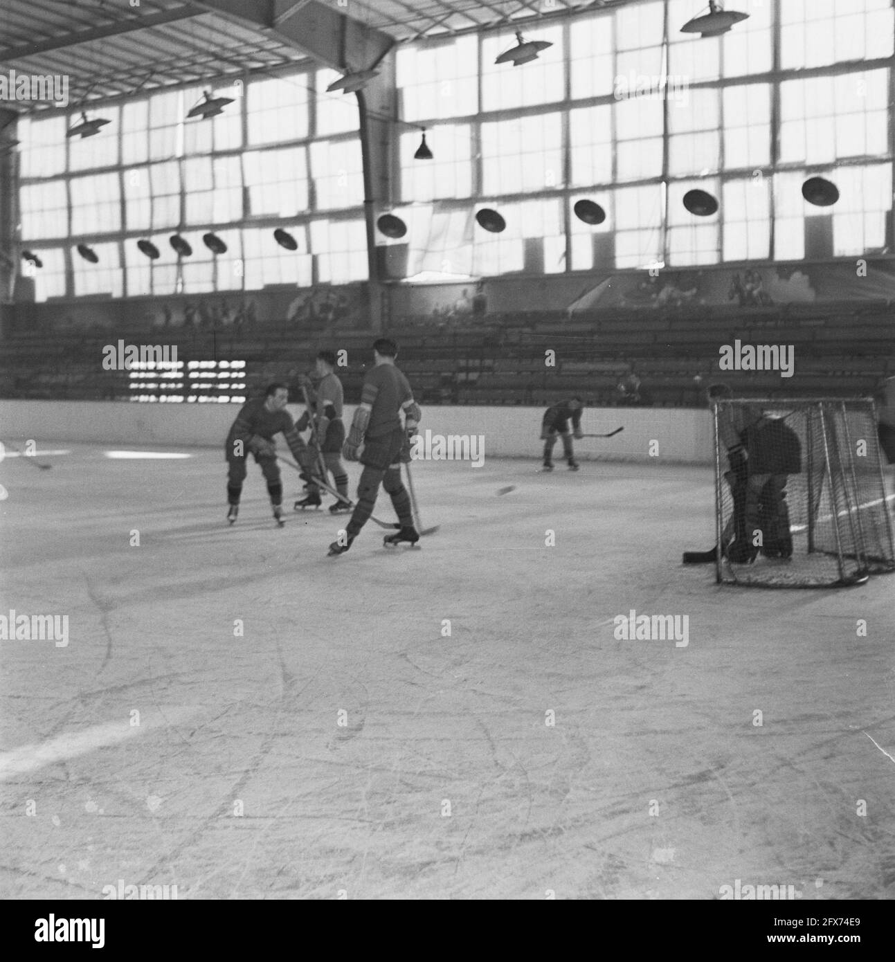 Eishockey im Apollohal in Amsterdam, Oktober 1945, Eishockey, Sport, Niederlande, 20. Jahrhundert Presseagentur Foto, Nachrichten zu erinnern, Dokumentarfilm, historische Fotografie 1945-1990, visuelle Geschichten, Menschliche Geschichte des zwanzigsten Jahrhunderts, Momente in der Zeit festzuhalten Stockfoto
