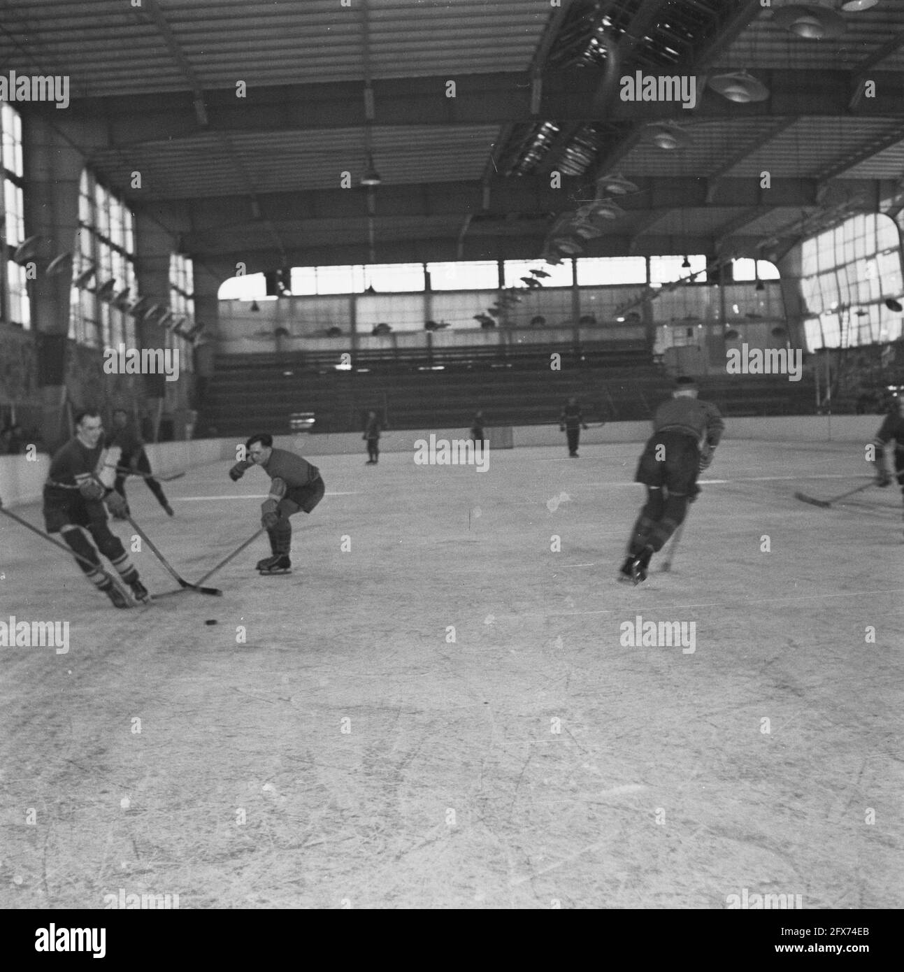 Eishockey im Apollohal in Amsterdam, Oktober 1945, Eishockey, Sport, Niederlande, 20. Jahrhundert Presseagentur Foto, Nachrichten zu erinnern, Dokumentarfilm, historische Fotografie 1945-1990, visuelle Geschichten, Menschliche Geschichte des zwanzigsten Jahrhunderts, Momente in der Zeit festzuhalten Stockfoto