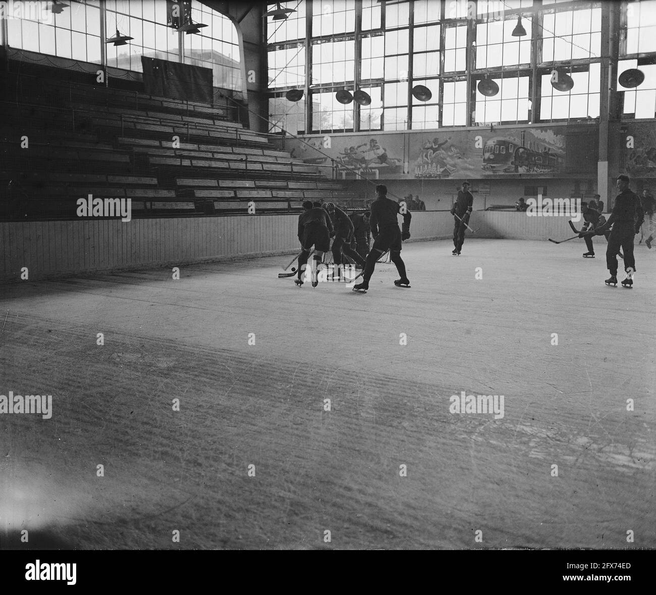 Eishockey im Apollohal in Amsterdam, November 1945, Eishockey, Sport, Niederlande, 20. Jahrhundert Presseagentur Foto, Nachrichten zu erinnern, Dokumentarfilm, historische Fotografie 1945-1990, visuelle Geschichten, Menschliche Geschichte des zwanzigsten Jahrhunderts, Momente in der Zeit festzuhalten Stockfoto