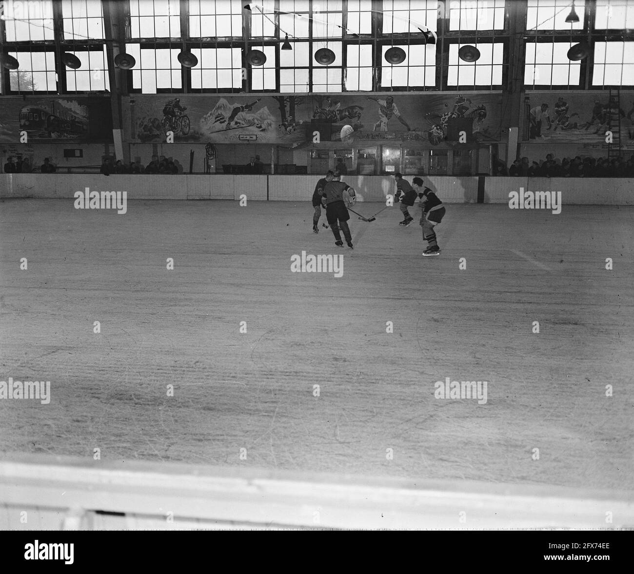 Eishockey im Apollohal in Amsterdam, November 1945, Eishockey, Sport, Niederlande, 20. Jahrhundert Presseagentur Foto, Nachrichten zu erinnern, Dokumentarfilm, historische Fotografie 1945-1990, visuelle Geschichten, Menschliche Geschichte des zwanzigsten Jahrhunderts, Momente in der Zeit festzuhalten Stockfoto