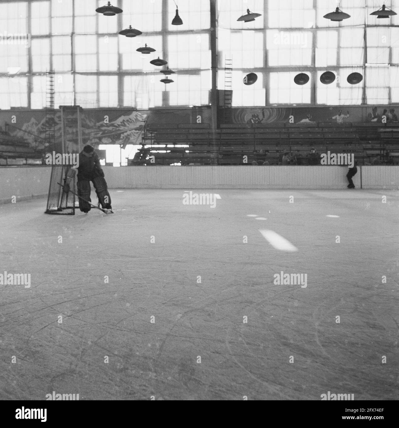 Eishockey im Apollohal in Amsterdam, Oktober 1945, Eishockey, Sport, Niederlande, 20. Jahrhundert Presseagentur Foto, Nachrichten zu erinnern, Dokumentarfilm, historische Fotografie 1945-1990, visuelle Geschichten, Menschliche Geschichte des zwanzigsten Jahrhunderts, Momente in der Zeit festzuhalten Stockfoto