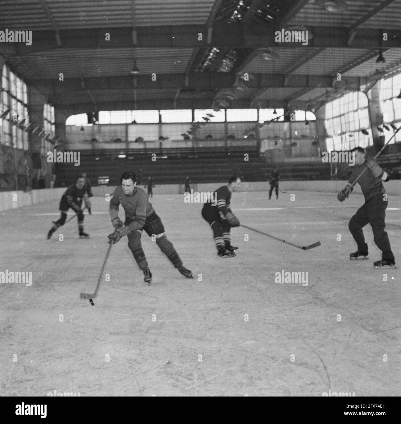 Eishockey im Apollohal in Amsterdam, Oktober 1945, Eishockey, Sport, Niederlande, 20. Jahrhundert Presseagentur Foto, Nachrichten zu erinnern, Dokumentarfilm, historische Fotografie 1945-1990, visuelle Geschichten, Menschliche Geschichte des zwanzigsten Jahrhunderts, Momente in der Zeit festzuhalten Stockfoto