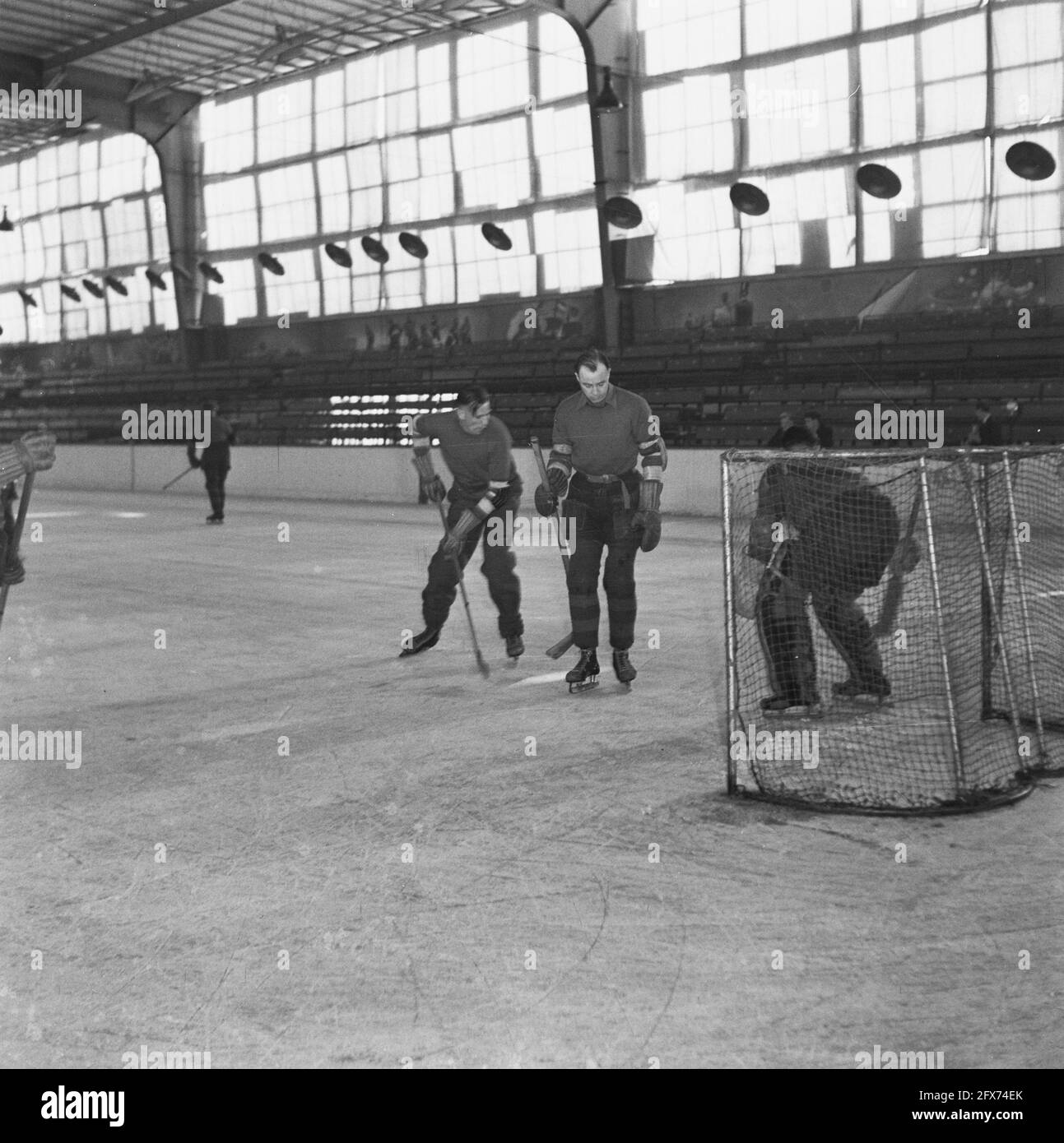 Eishockey im Apollohal in Amsterdam, Oktober 1945, Eishockey, Sport, Niederlande, 20. Jahrhundert Presseagentur Foto, Nachrichten zu erinnern, Dokumentarfilm, historische Fotografie 1945-1990, visuelle Geschichten, Menschliche Geschichte des zwanzigsten Jahrhunderts, Momente in der Zeit festzuhalten Stockfoto