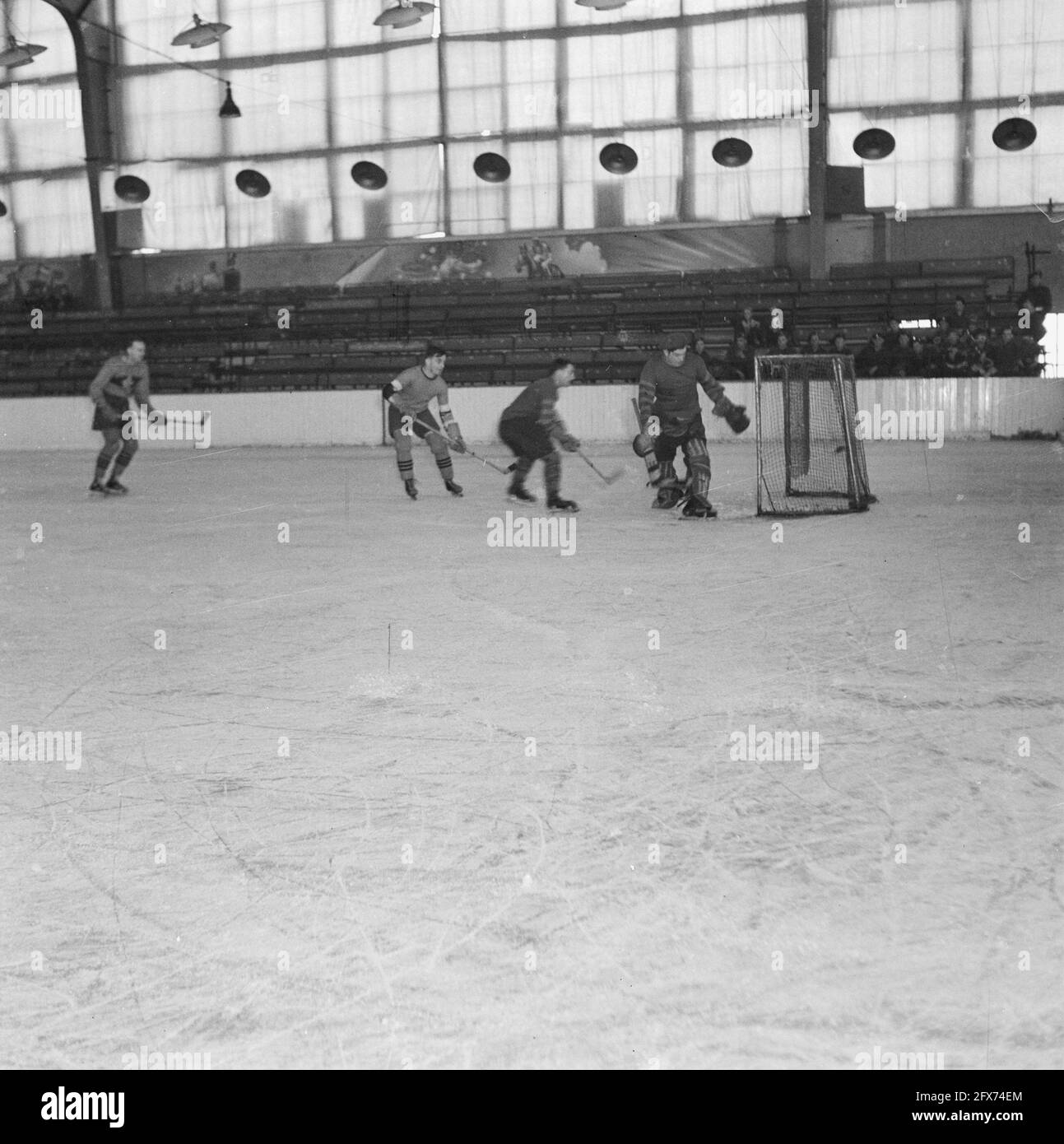 Eishockey im Apollohal in Amsterdam, Oktober 1945, Eishockey, Sport, Niederlande, 20. Jahrhundert Presseagentur Foto, Nachrichten zu erinnern, Dokumentarfilm, historische Fotografie 1945-1990, visuelle Geschichten, Menschliche Geschichte des zwanzigsten Jahrhunderts, Momente in der Zeit festzuhalten Stockfoto