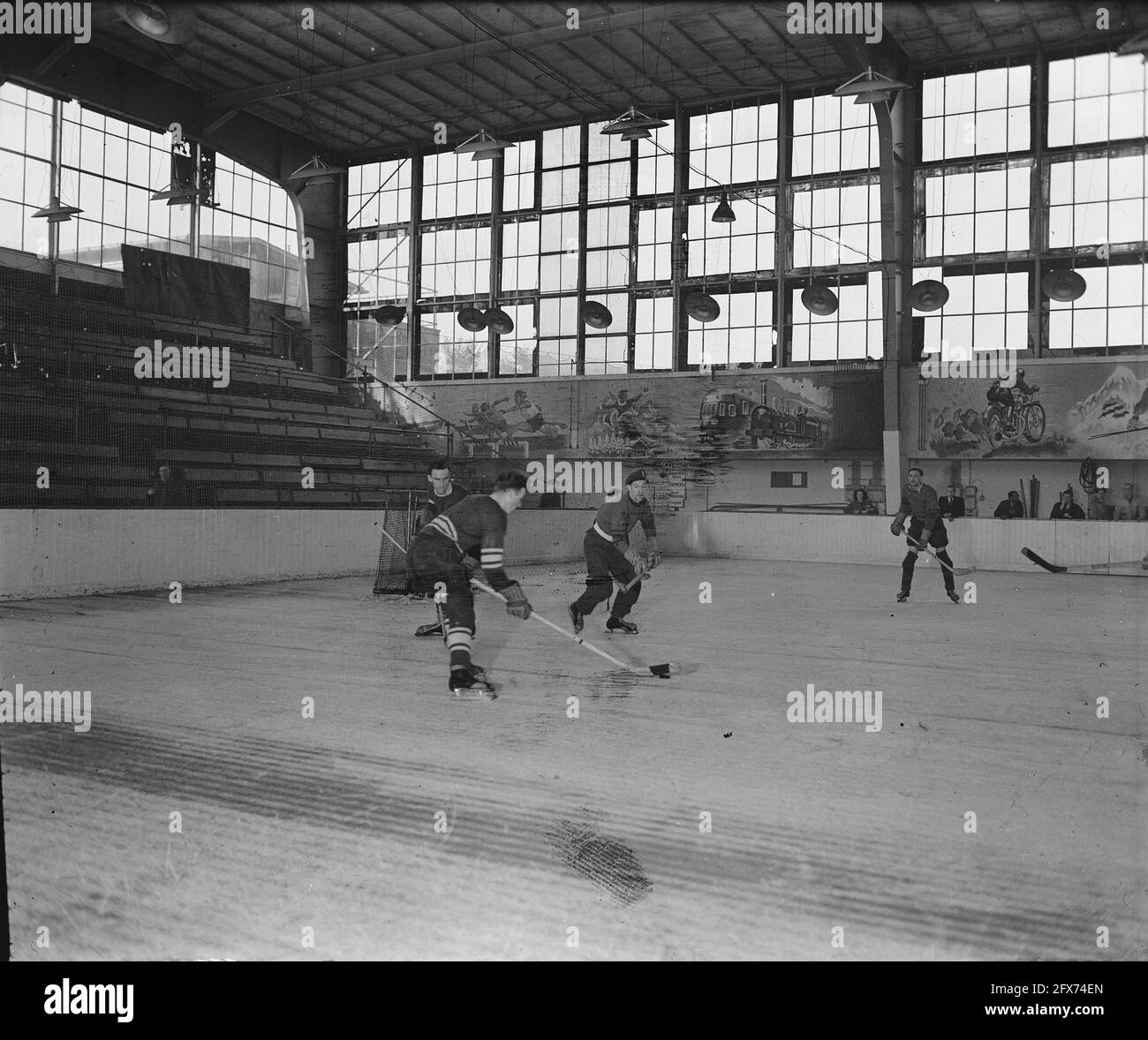 Eishockey im Apollohal in Amsterdam, November 1945, Eishockey, Sport, Niederlande, 20. Jahrhundert Presseagentur Foto, Nachrichten zu erinnern, Dokumentarfilm, historische Fotografie 1945-1990, visuelle Geschichten, Menschliche Geschichte des zwanzigsten Jahrhunderts, Momente in der Zeit festzuhalten Stockfoto