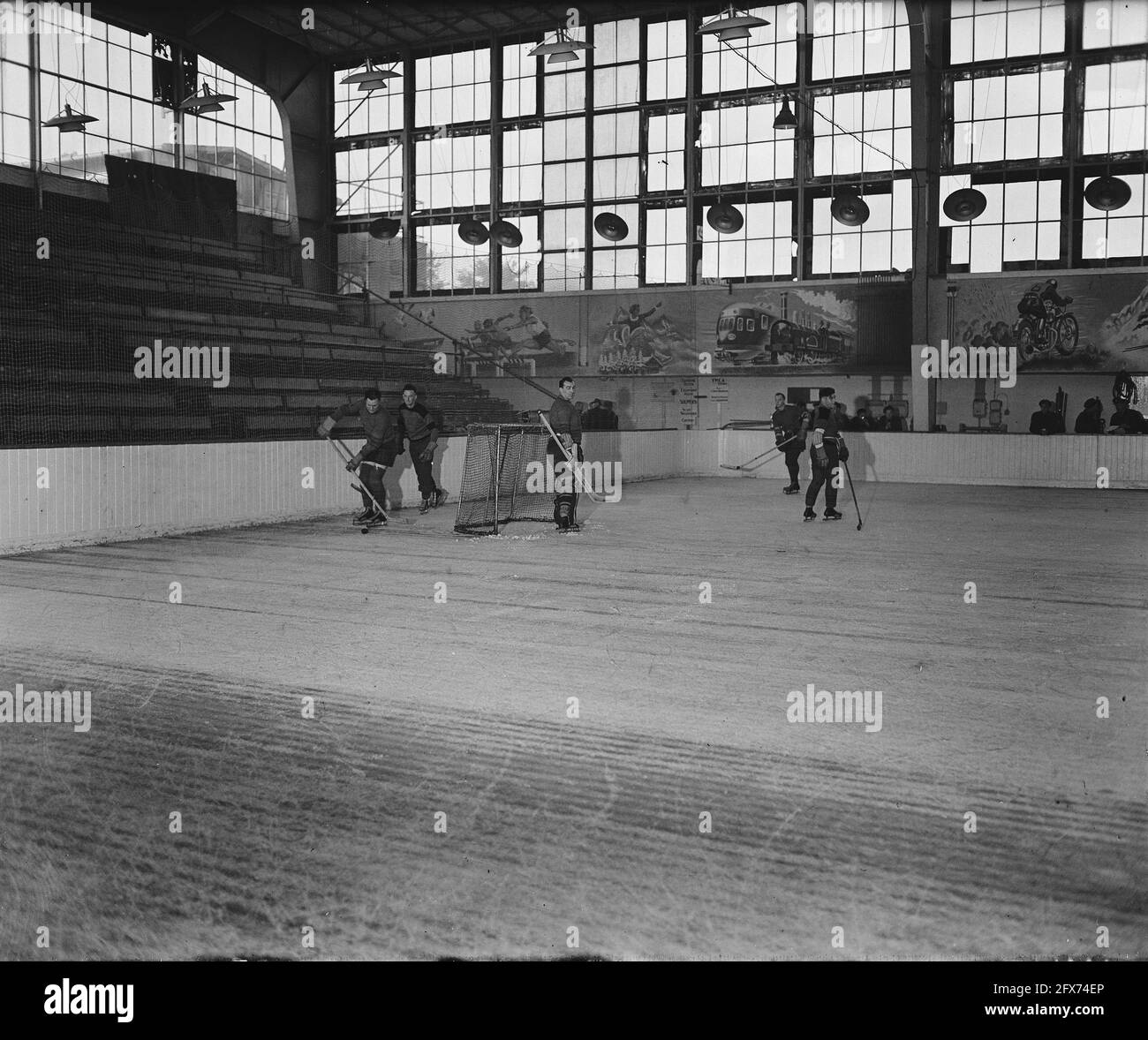 Eishockey im Apollohal in Amsterdam, November 1945, Eishockey, Sport, Niederlande, 20. Jahrhundert Presseagentur Foto, Nachrichten zu erinnern, Dokumentarfilm, historische Fotografie 1945-1990, visuelle Geschichten, Menschliche Geschichte des zwanzigsten Jahrhunderts, Momente in der Zeit festzuhalten Stockfoto