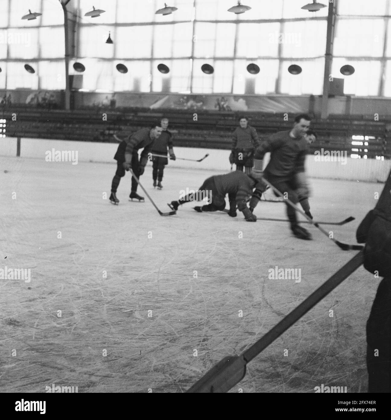Eishockey im Apollohal in Amsterdam, Oktober 1945, Eishockey, Sport, Niederlande, 20. Jahrhundert Presseagentur Foto, Nachrichten zu erinnern, Dokumentarfilm, historische Fotografie 1945-1990, visuelle Geschichten, Menschliche Geschichte des zwanzigsten Jahrhunderts, Momente in der Zeit festzuhalten Stockfoto