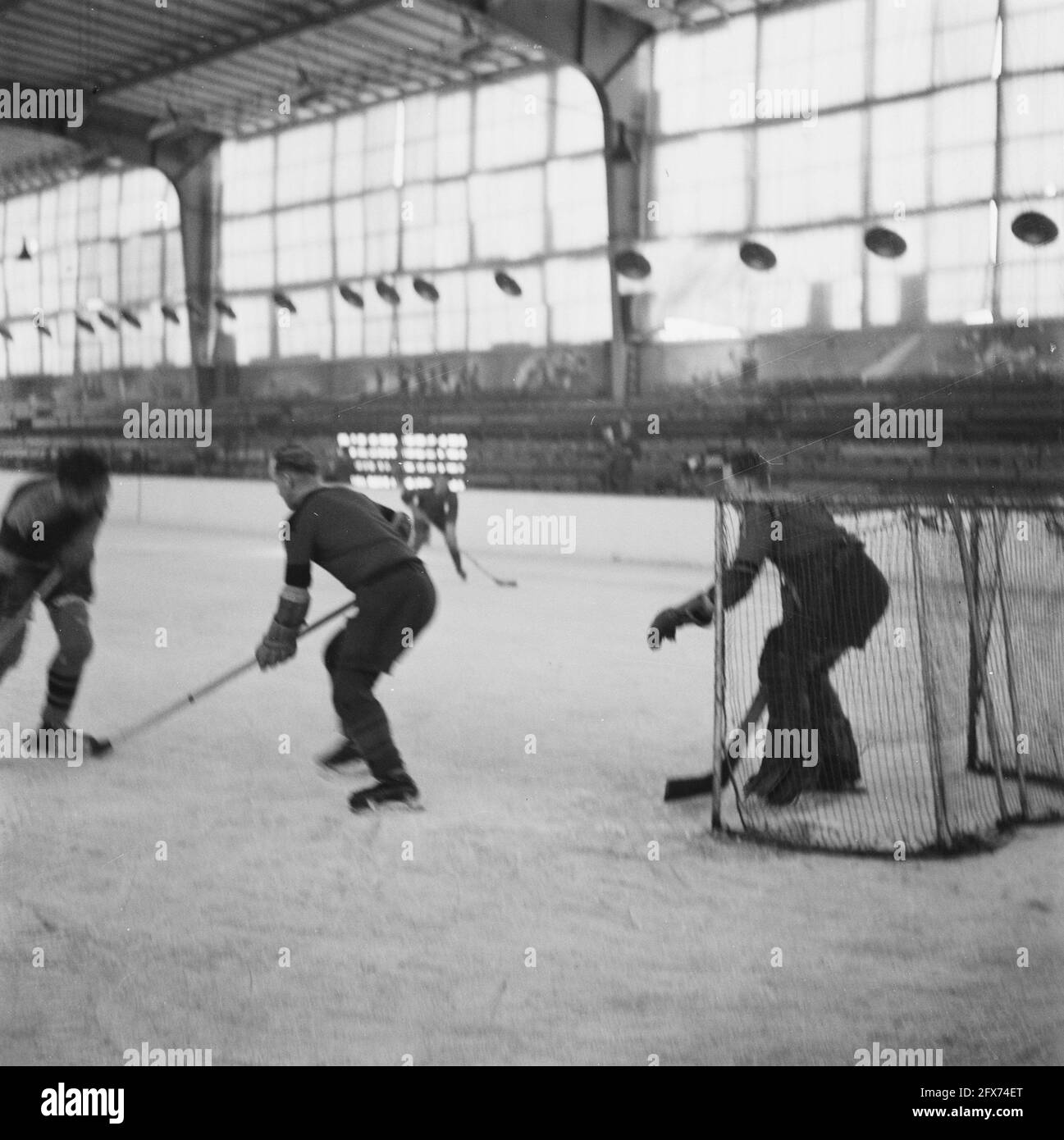 Eishockey im Apollohal in Amsterdam, Oktober 1945, Eishockey, Sport, Niederlande, 20. Jahrhundert Presseagentur Foto, Nachrichten zu erinnern, Dokumentarfilm, historische Fotografie 1945-1990, visuelle Geschichten, Menschliche Geschichte des zwanzigsten Jahrhunderts, Momente in der Zeit festzuhalten Stockfoto