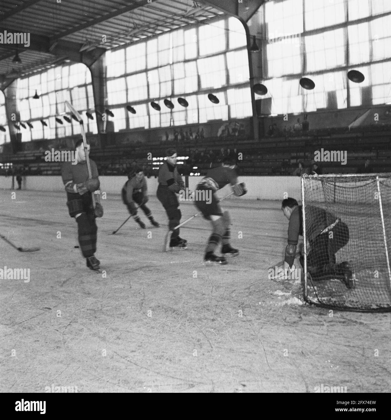 Eishockey im Apollohal in Amsterdam, Oktober 1945, Eishockey, Sport, Niederlande, 20. Jahrhundert Presseagentur Foto, Nachrichten zu erinnern, Dokumentarfilm, historische Fotografie 1945-1990, visuelle Geschichten, Menschliche Geschichte des zwanzigsten Jahrhunderts, Momente in der Zeit festzuhalten Stockfoto