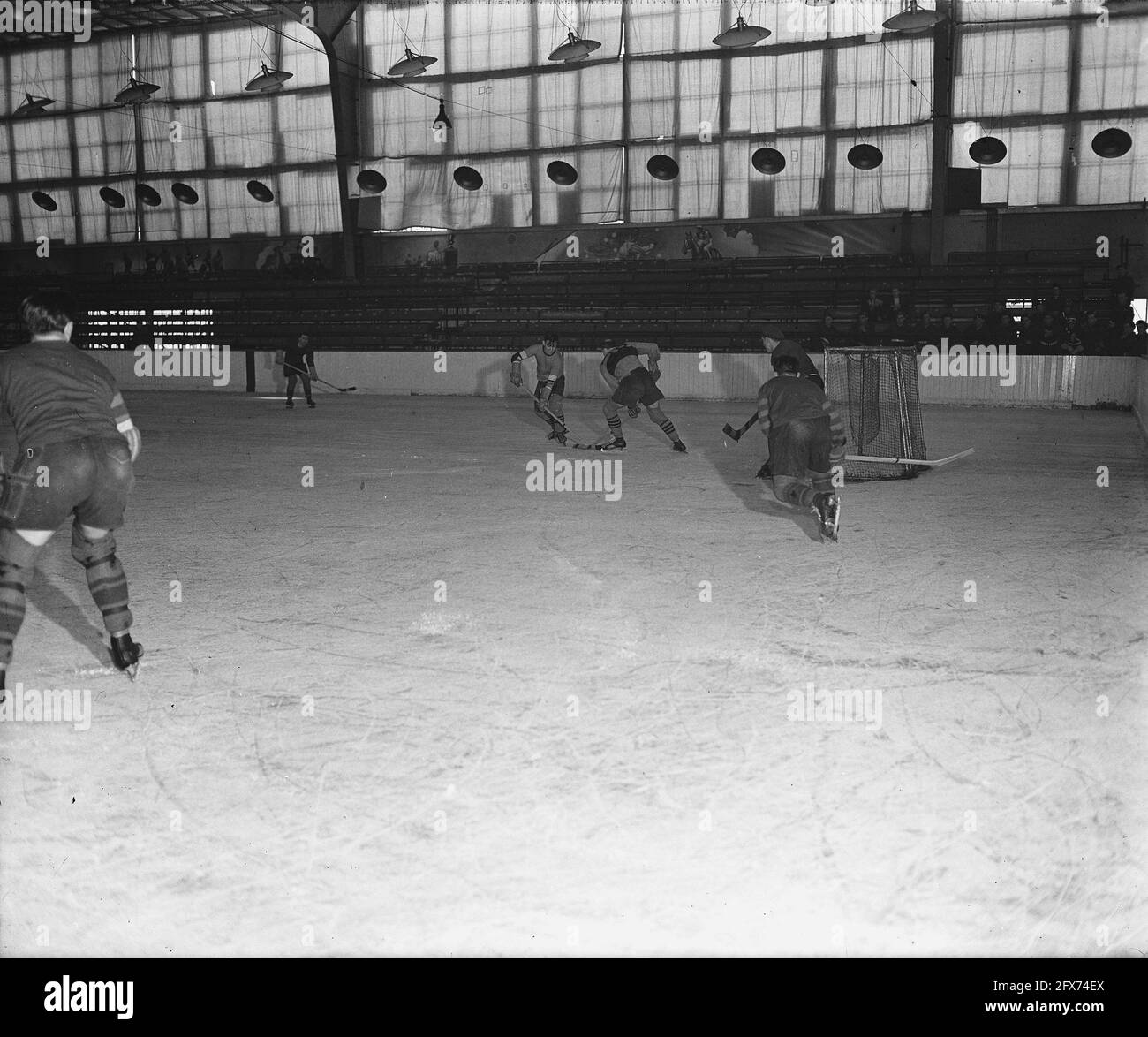 Eishockey im Apollohal in Amsterdam, November 1945, Eishockey, Sport, Niederlande, 20. Jahrhundert Presseagentur Foto, Nachrichten zu erinnern, Dokumentarfilm, historische Fotografie 1945-1990, visuelle Geschichten, Menschliche Geschichte des zwanzigsten Jahrhunderts, Momente in der Zeit festzuhalten Stockfoto
