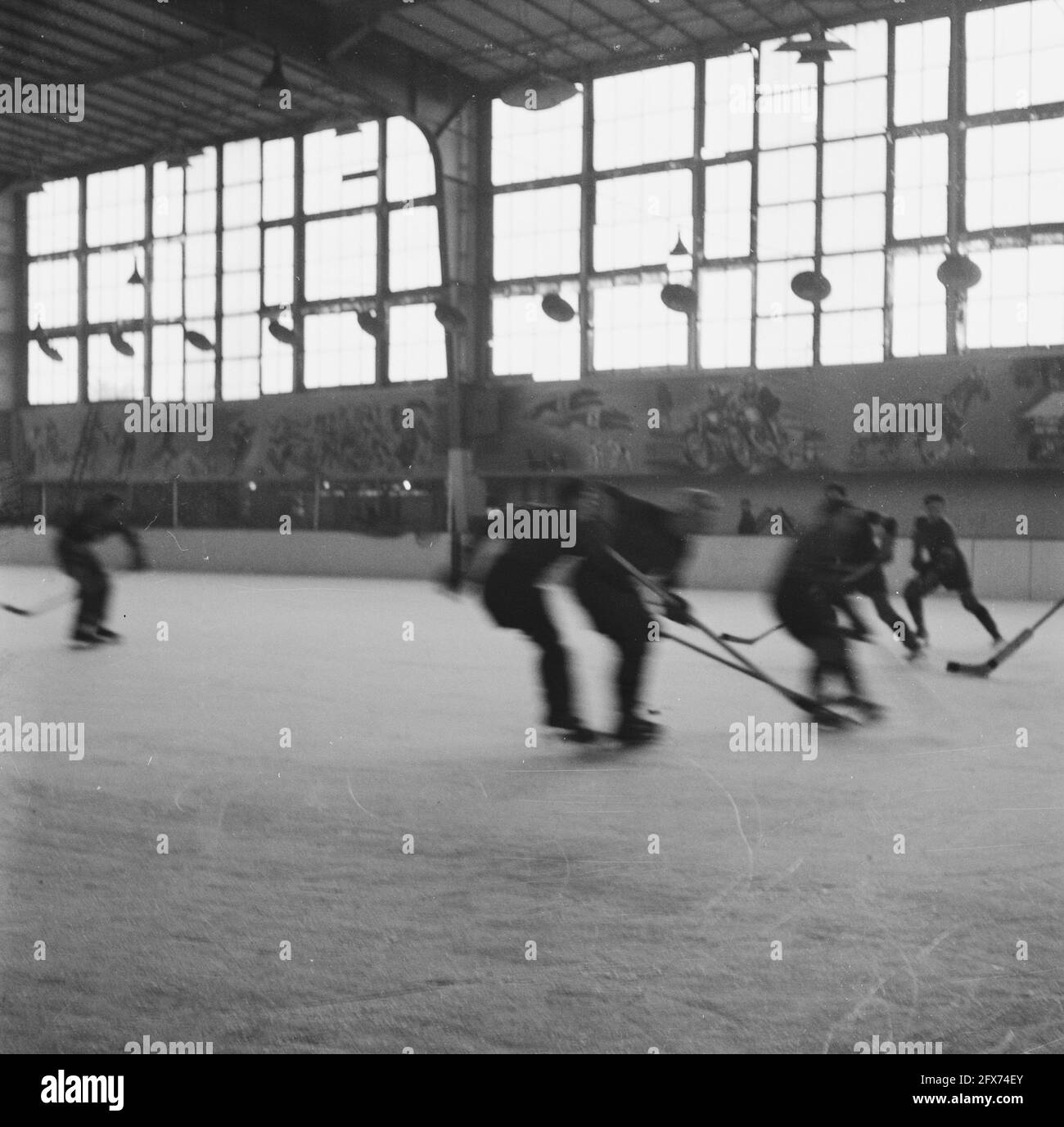 Eishockey im Apollohal in Amsterdam, Oktober 1945, Eishockey, Sport, Niederlande, 20. Jahrhundert Presseagentur Foto, Nachrichten zu erinnern, Dokumentarfilm, historische Fotografie 1945-1990, visuelle Geschichten, Menschliche Geschichte des zwanzigsten Jahrhunderts, Momente in der Zeit festzuhalten Stockfoto