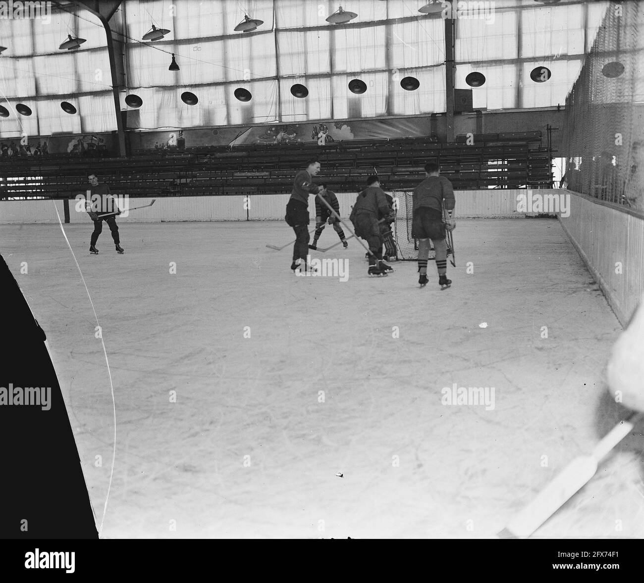 Eishockey im Apollohal in Amsterdam, November 1945, Eishockey, Sport, Niederlande, 20. Jahrhundert Presseagentur Foto, Nachrichten zu erinnern, Dokumentarfilm, historische Fotografie 1945-1990, visuelle Geschichten, Menschliche Geschichte des zwanzigsten Jahrhunderts, Momente in der Zeit festzuhalten Stockfoto