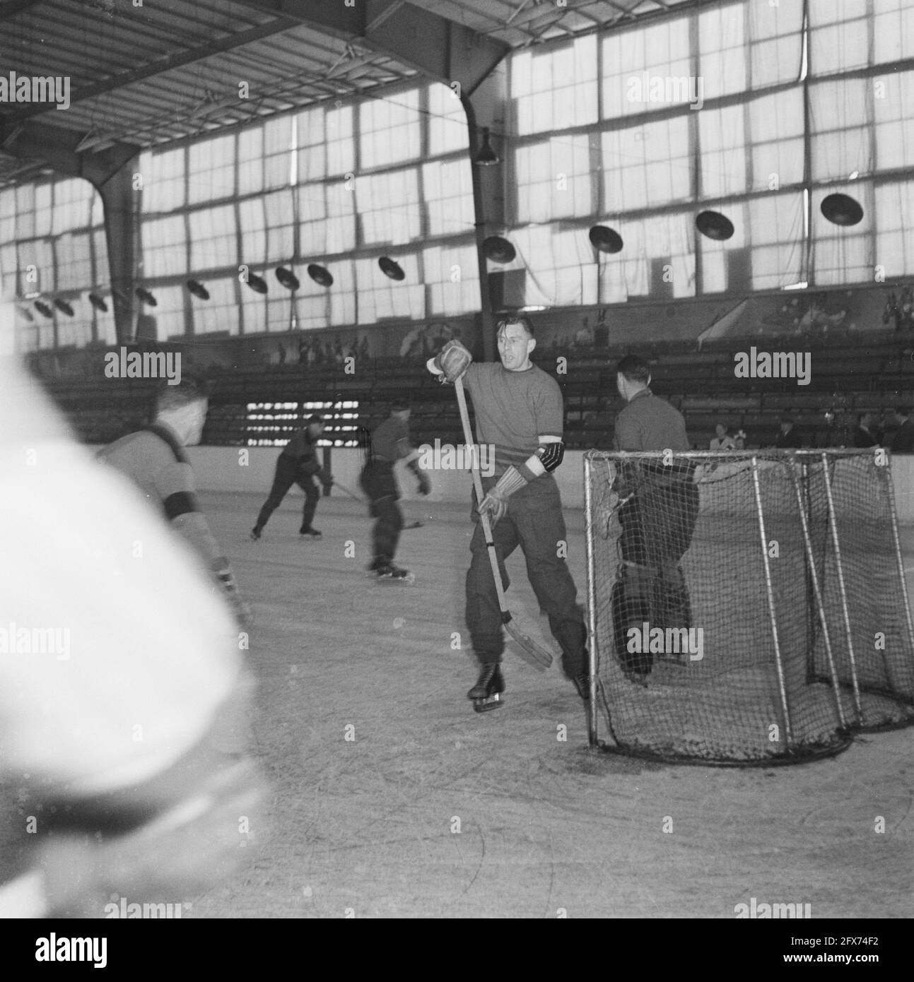 Eishockey im Apollohal in Amsterdam, Oktober 1945, Eishockey, Sport, Niederlande, 20. Jahrhundert Presseagentur Foto, Nachrichten zu erinnern, Dokumentarfilm, historische Fotografie 1945-1990, visuelle Geschichten, Menschliche Geschichte des zwanzigsten Jahrhunderts, Momente in der Zeit festzuhalten Stockfoto