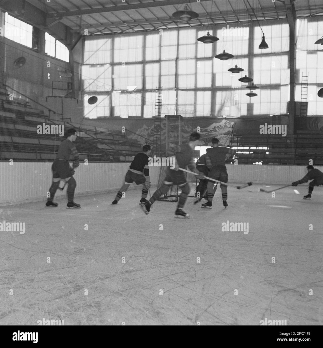 Eishockey im Apollohal in Amsterdam, Oktober 1945, Eishockey, Sport, Niederlande, 20. Jahrhundert Presseagentur Foto, Nachrichten zu erinnern, Dokumentarfilm, historische Fotografie 1945-1990, visuelle Geschichten, Menschliche Geschichte des zwanzigsten Jahrhunderts, Momente in der Zeit festzuhalten Stockfoto