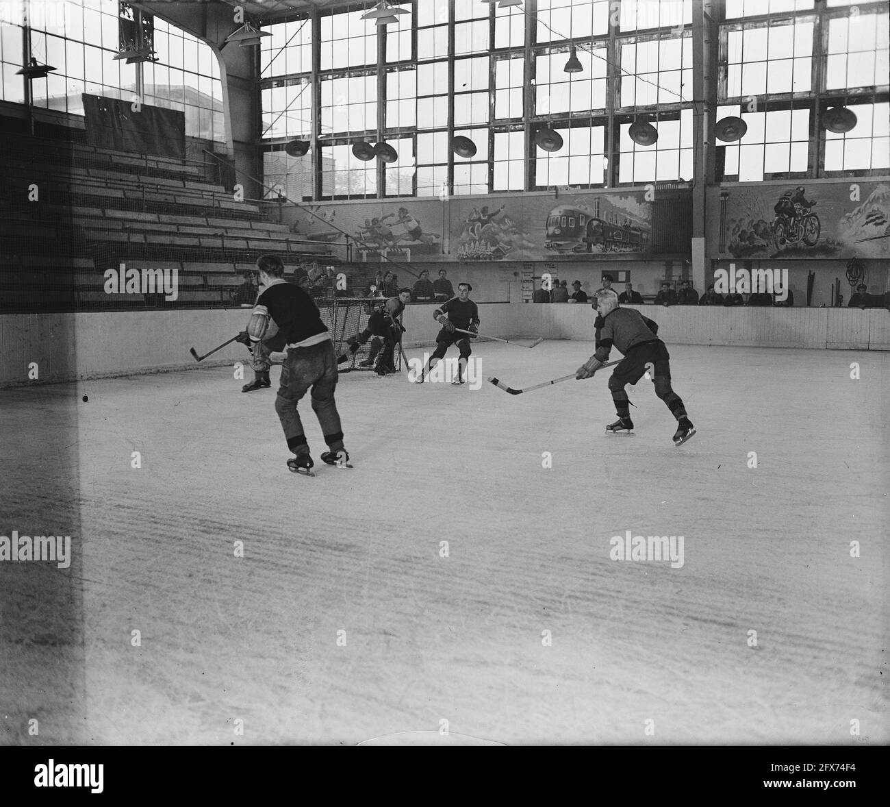 Eishockey im Apollohal in Amsterdam, November 1945, Eishockey, Sport, Niederlande, 20. Jahrhundert Presseagentur Foto, Nachrichten zu erinnern, Dokumentarfilm, historische Fotografie 1945-1990, visuelle Geschichten, Menschliche Geschichte des zwanzigsten Jahrhunderts, Momente in der Zeit festzuhalten Stockfoto
