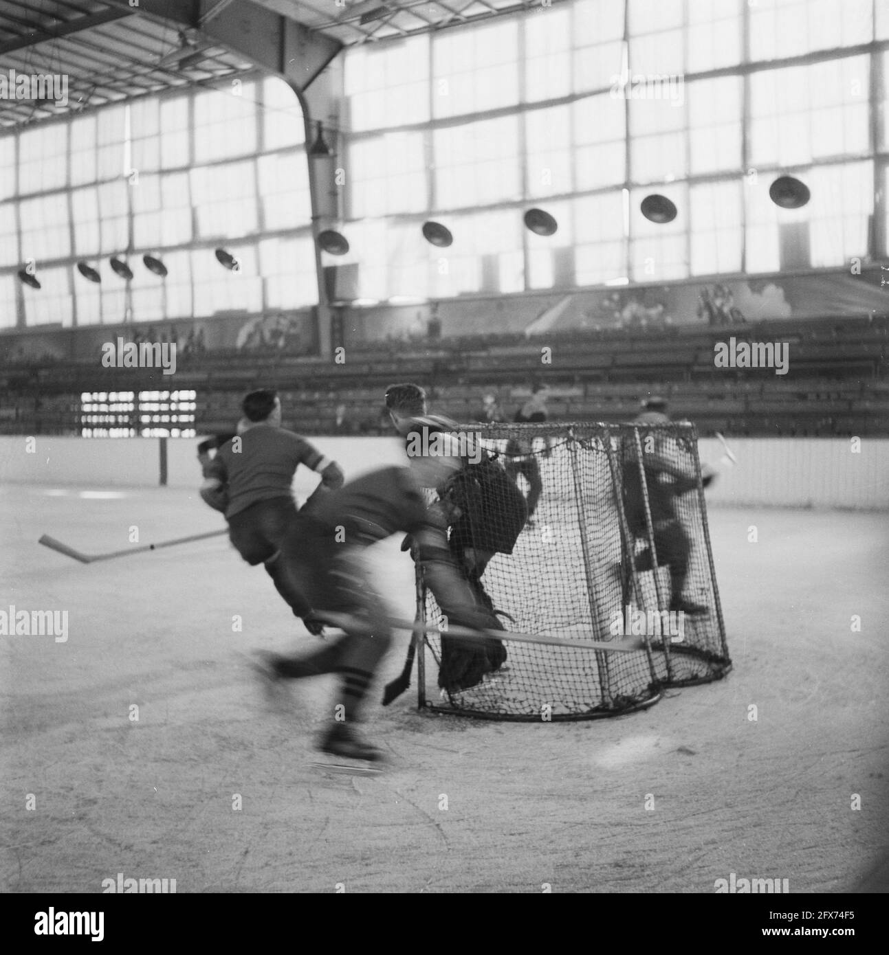 Eishockey im Apollohal in Amsterdam, Oktober 1945, Eishockey, Sport, Niederlande, 20. Jahrhundert Presseagentur Foto, Nachrichten zu erinnern, Dokumentarfilm, historische Fotografie 1945-1990, visuelle Geschichten, Menschliche Geschichte des zwanzigsten Jahrhunderts, Momente in der Zeit festzuhalten Stockfoto