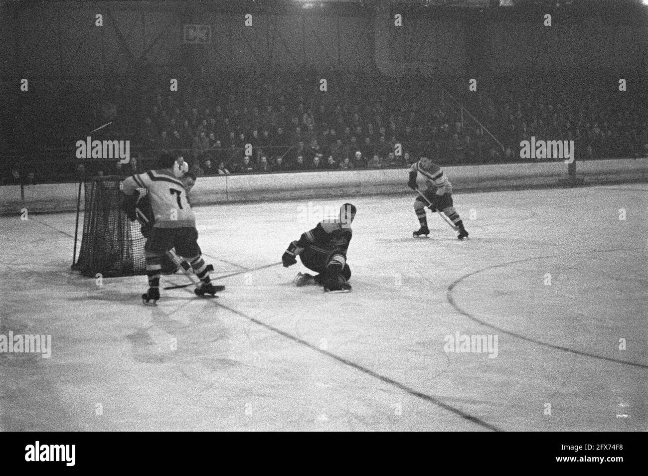Eishockey NHYC gegen die kanadische Armee Eagles in Den Haag, Game Moments, 18. Januar 1961, IJSHOCKEY, Niederlande, Presseagentur des 20. Jahrhunderts, Foto, Nachrichten zum erinnern, Dokumentarfilm, historische Fotografie 1945-1990, visuelle Geschichten, Menschliche Geschichte des zwanzigsten Jahrhunderts, Momente in der Zeit festzuhalten Stockfoto
