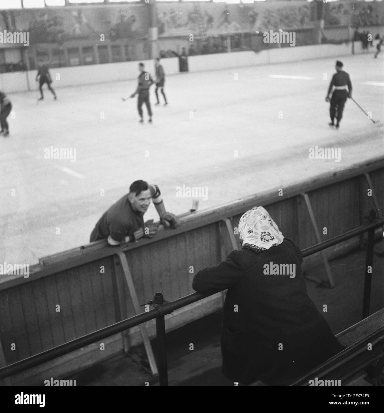 Eishockey im Apollohal in Amsterdam, Oktober 1945, Eishockey, Sport, Niederlande, 20. Jahrhundert Presseagentur Foto, Nachrichten zu erinnern, Dokumentarfilm, historische Fotografie 1945-1990, visuelle Geschichten, Menschliche Geschichte des zwanzigsten Jahrhunderts, Momente in der Zeit festzuhalten Stockfoto