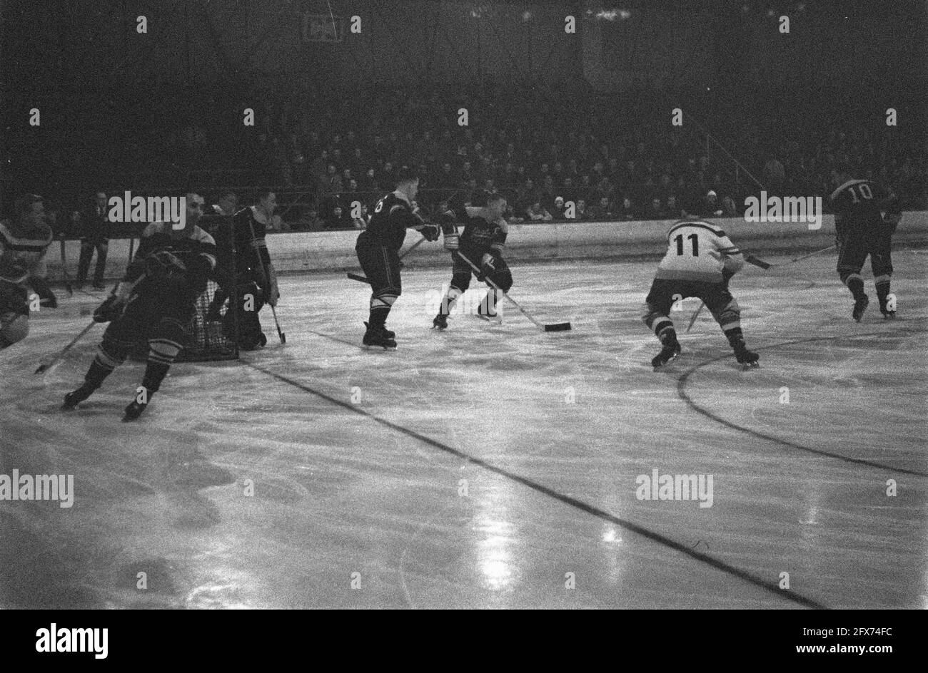 Eishockey NHYC gegen die kanadische Armee Eagles in Den Haag, Game Moments, 18. Januar 1961, IJSHOCKEY, Niederlande, Presseagentur des 20. Jahrhunderts, Foto, Nachrichten zum erinnern, Dokumentarfilm, historische Fotografie 1945-1990, visuelle Geschichten, Menschliche Geschichte des zwanzigsten Jahrhunderts, Momente in der Zeit festzuhalten Stockfoto