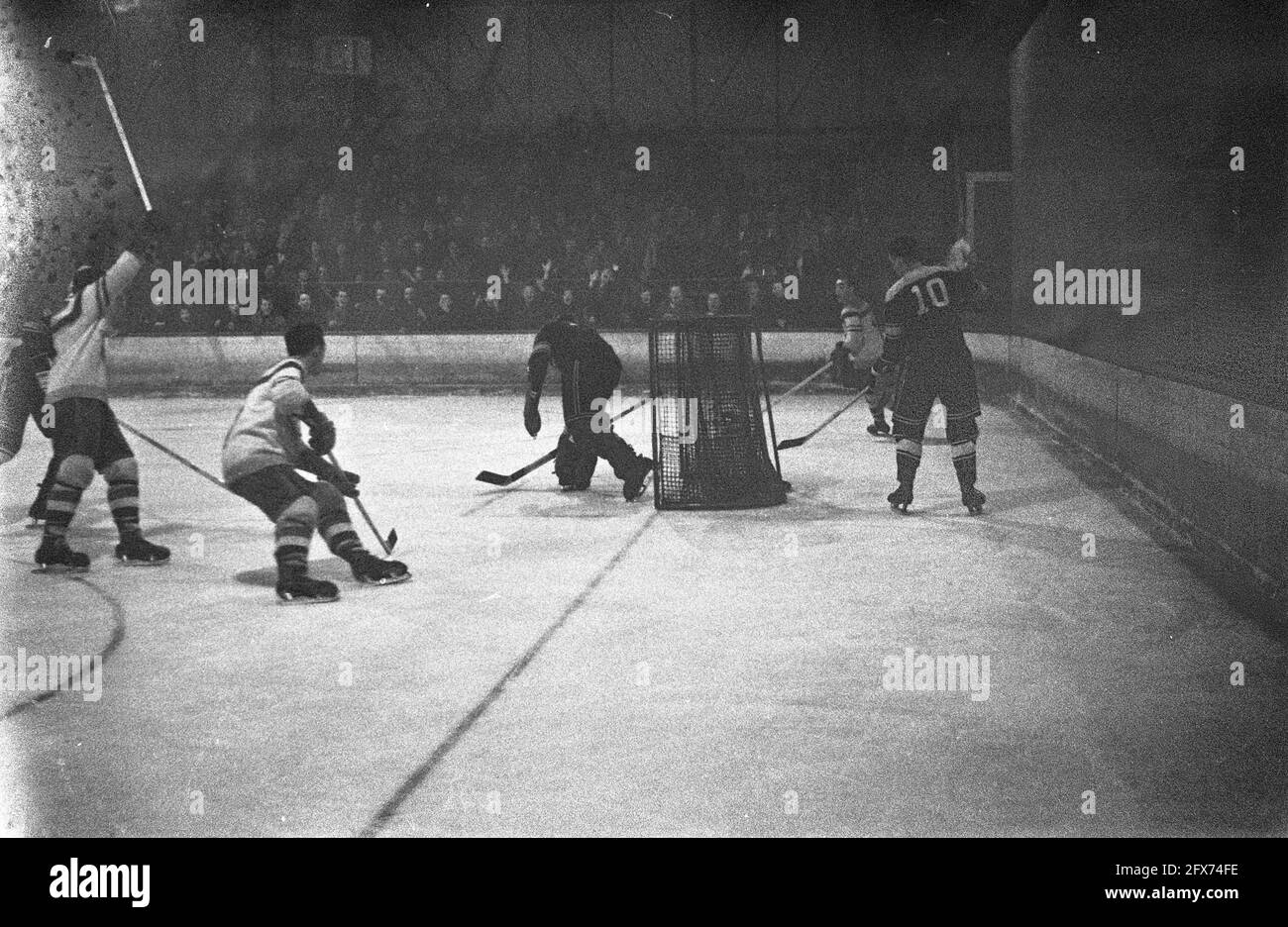 Eishockey NHYC gegen die kanadische Armee Eagles in Den Haag, Moment vor dem Tor der Eagles mit Faust, 18. Januar 1961, IJSHOCKEY, Niederlande, 20. Jahrhundert Presseagentur Foto, Nachrichten zu erinnern, Dokumentarfilm, historische Fotografie 1945-1990, visuelle Geschichten, Menschliche Geschichte des zwanzigsten Jahrhunderts, Momente in der Zeit festzuhalten Stockfoto