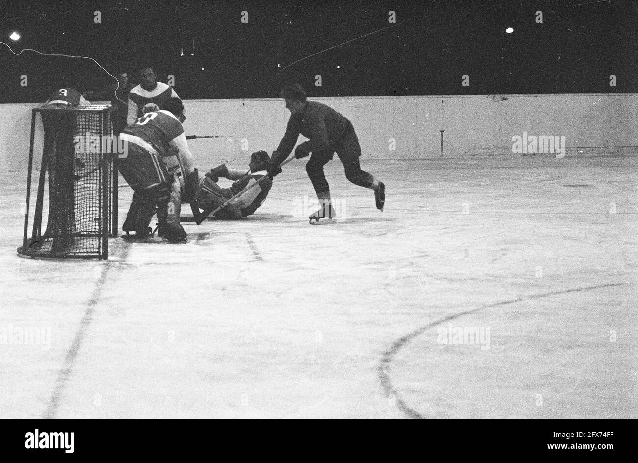 Eishockey auf Jaap Eden Eisbahn die Amsteltijgers gegen die Rotterdammers 5-11, Duell vor Tor Amsterdamer Torwart Beckman, 20. Januar 1964, IJSHOCKEY, Niederlande, 20. Jahrhundert Presseagentur Foto, Nachrichten zu erinnern, Dokumentarfilm, historische Fotografie 1945-1990, visuelle Geschichten, Menschliche Geschichte des zwanzigsten Jahrhunderts, Momente in der Zeit festzuhalten Stockfoto