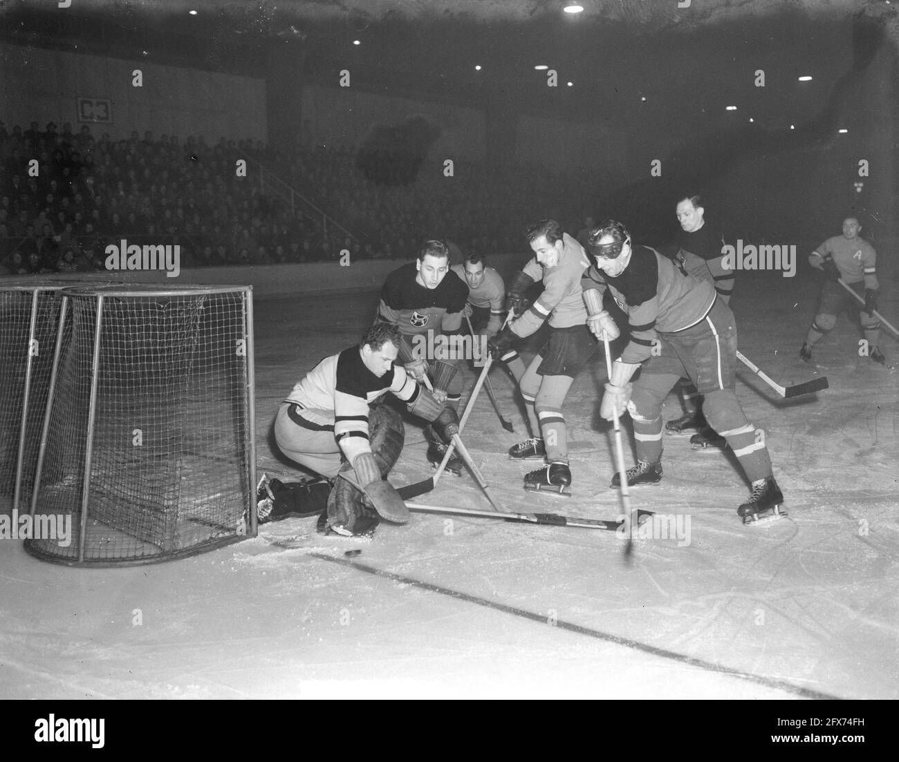 Eishockey Niederlande gegen Belgien 7-5 Den Haag, 23. Januar 1951, Eishockey, Niederlande, 20. Jahrhundert Presseagentur Foto, Nachrichten zu erinnern, Dokumentarfilm, historische Fotografie 1945-1990, visuelle Geschichten, Menschliche Geschichte des zwanzigsten Jahrhunderts, Momente in der Zeit festzuhalten Stockfoto