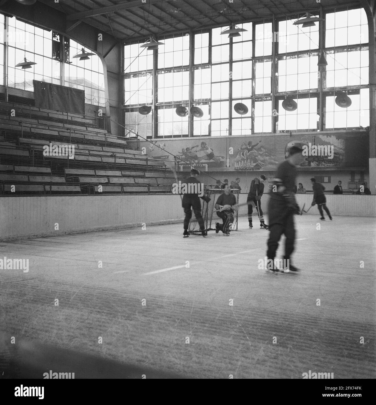 Eishockey im Apollohal in Amsterdam, Oktober 1945, Eishockey, Sport, Niederlande, 20. Jahrhundert Presseagentur Foto, Nachrichten zu erinnern, Dokumentarfilm, historische Fotografie 1945-1990, visuelle Geschichten, Menschliche Geschichte des zwanzigsten Jahrhunderts, Momente in der Zeit festzuhalten Stockfoto
