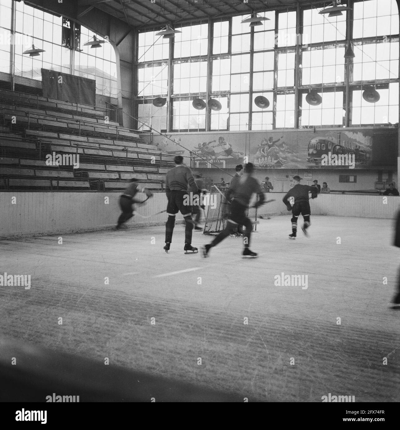 Eishockey im Apollohal in Amsterdam, Oktober 1945, Eishockey, Sport, Niederlande, 20. Jahrhundert Presseagentur Foto, Nachrichten zu erinnern, Dokumentarfilm, historische Fotografie 1945-1990, visuelle Geschichten, Menschliche Geschichte des zwanzigsten Jahrhunderts, Momente in der Zeit festzuhalten Stockfoto