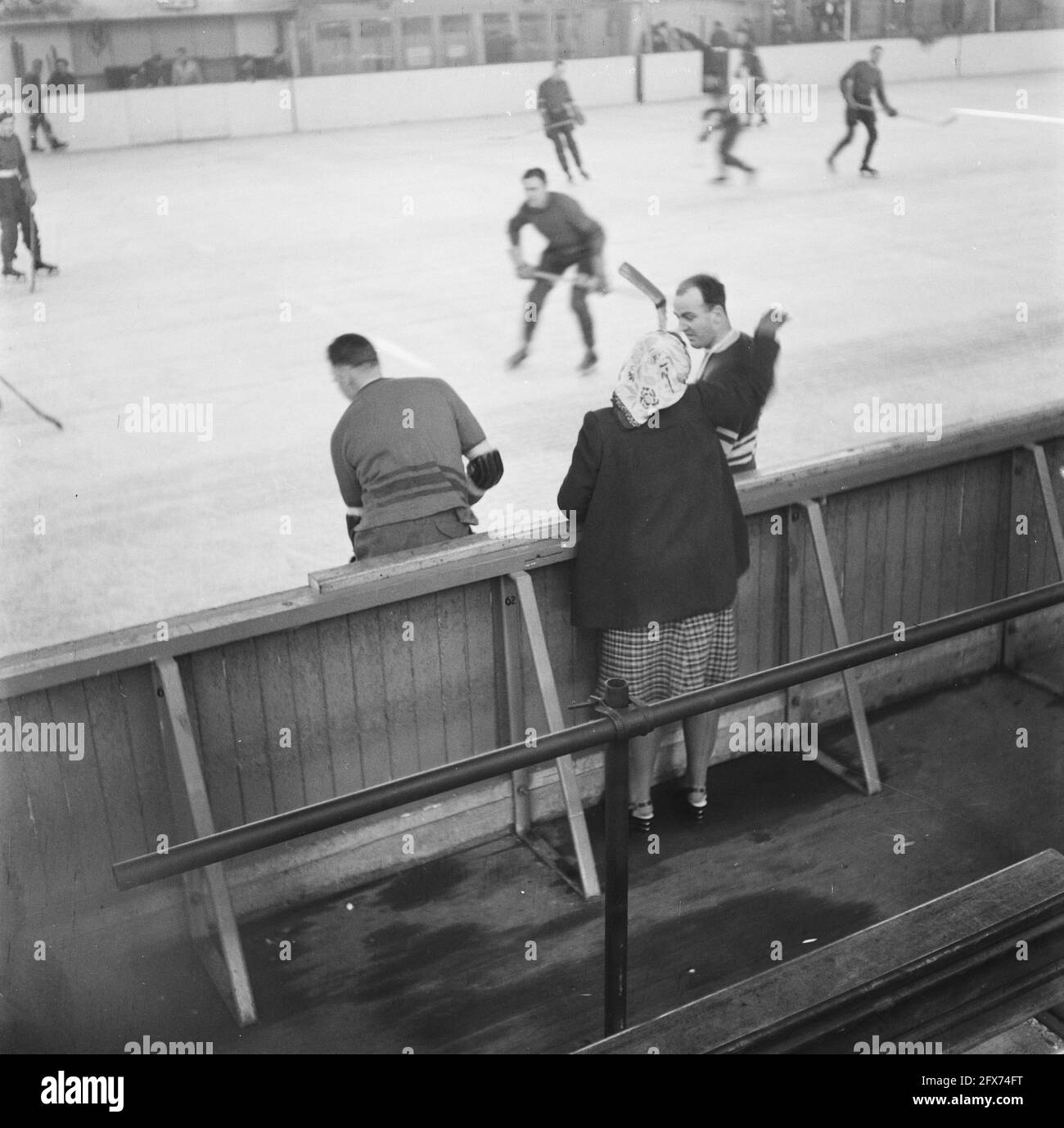Eishockey im Apollohal in Amsterdam, Oktober 1945, Eishockey, Sport, Niederlande, 20. Jahrhundert Presseagentur Foto, Nachrichten zu erinnern, Dokumentarfilm, historische Fotografie 1945-1990, visuelle Geschichten, Menschliche Geschichte des zwanzigsten Jahrhunderts, Momente in der Zeit festzuhalten Stockfoto