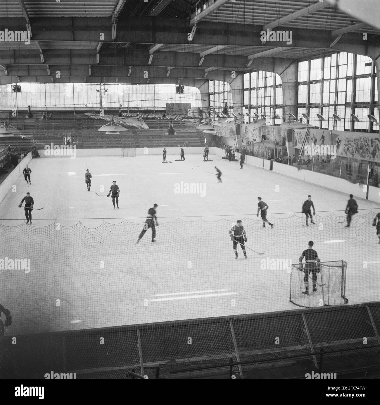 Eishockey im Apollohal in Amsterdam, Oktober 1945, Eishockey, Sport, Niederlande, 20. Jahrhundert Presseagentur Foto, Nachrichten zu erinnern, Dokumentarfilm, historische Fotografie 1945-1990, visuelle Geschichten, Menschliche Geschichte des zwanzigsten Jahrhunderts, Momente in der Zeit festzuhalten Stockfoto