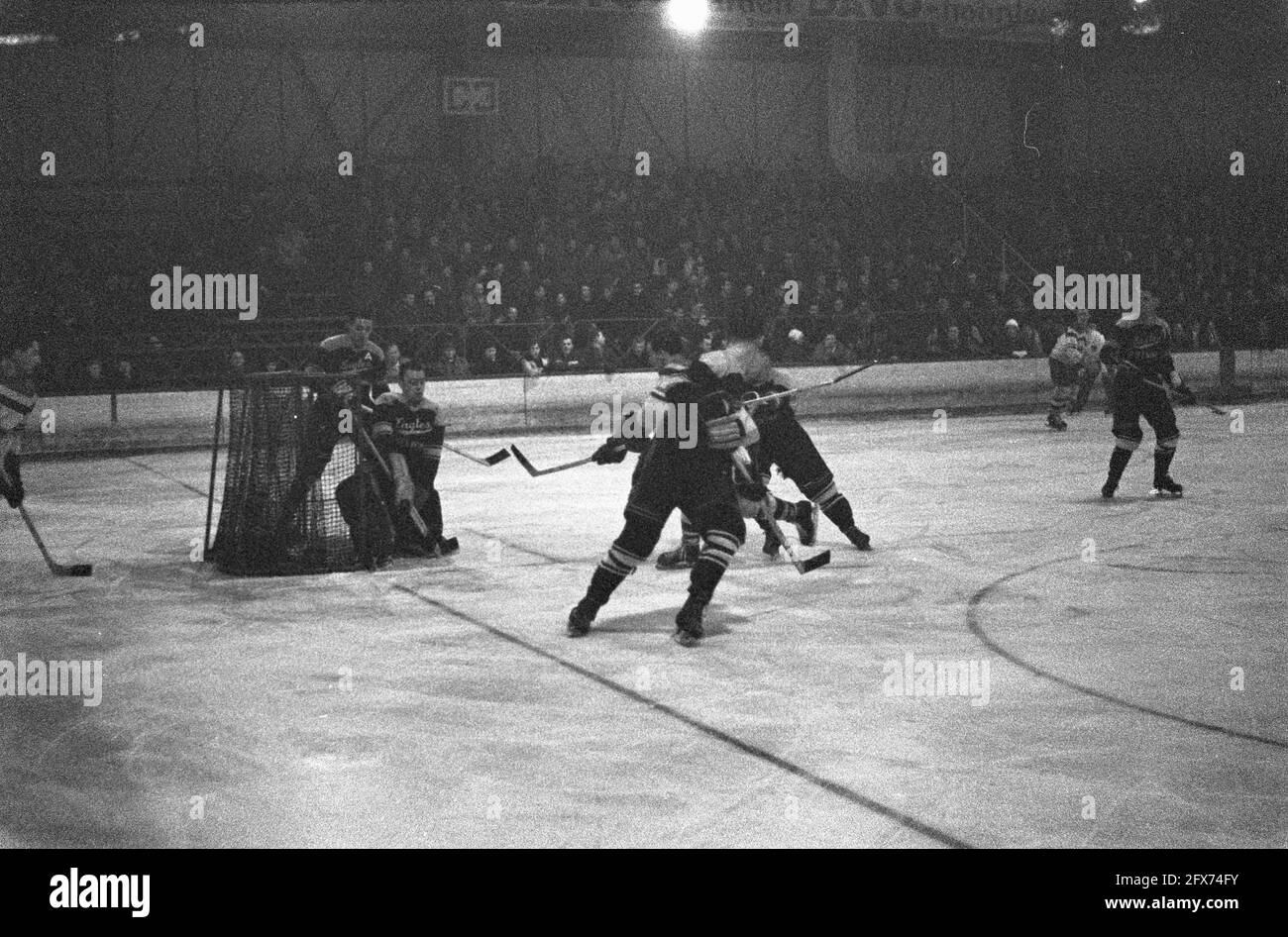 Eishockey NHYC gegen die kanadische Armee Eagles in Den Haag, 18. Januar 1961, IJSHOCKEY, Niederlande, 20. Jahrhundert Presseagentur Foto, Nachrichten zu erinnern, Dokumentarfilm, historische Fotografie 1945-1990, visuelle Geschichten, Menschliche Geschichte des zwanzigsten Jahrhunderts, Momente in der Zeit festzuhalten Stockfoto
