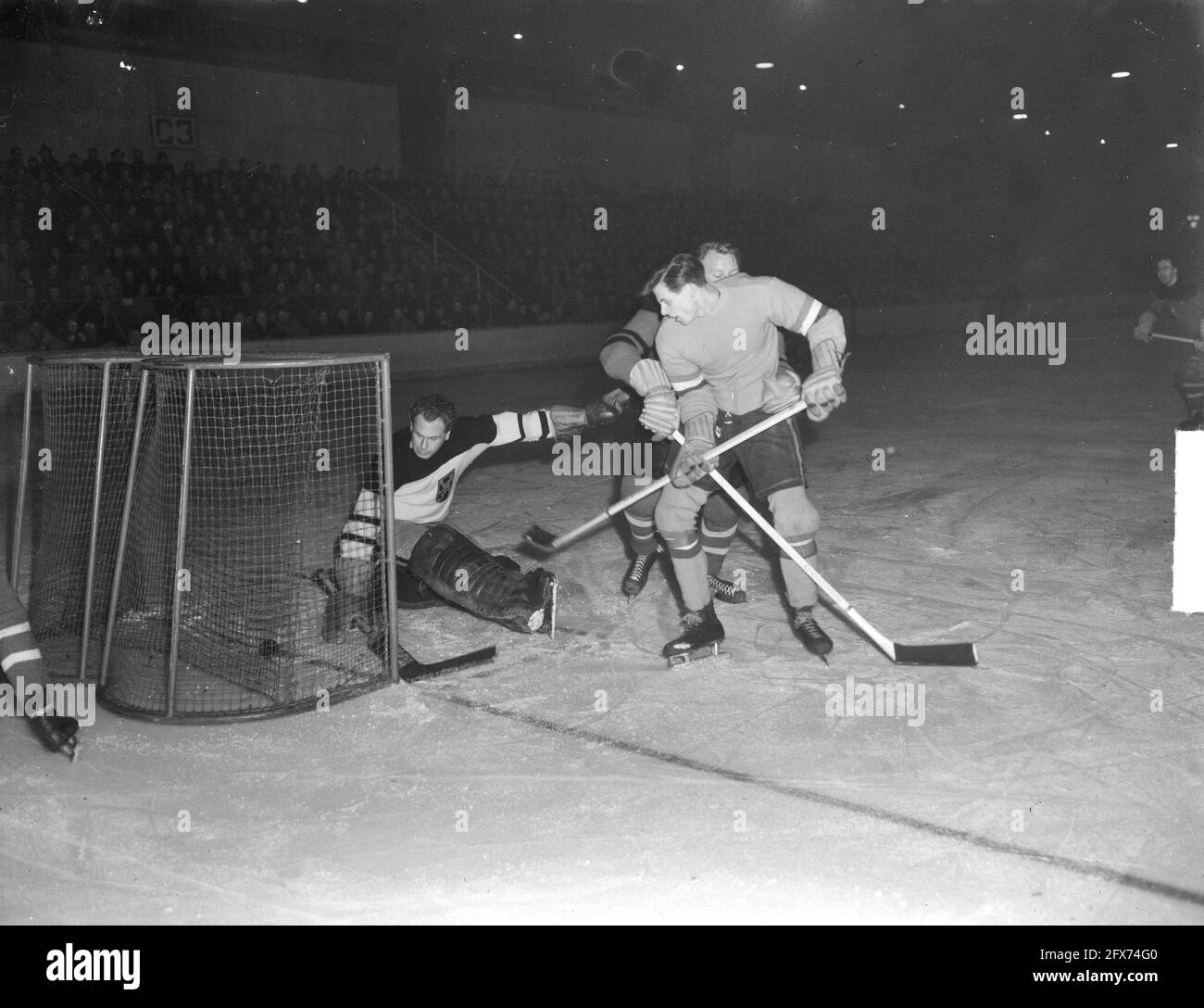 Eishockey Niederlande gegen Belgien 7-5 Den Haag, 23. Januar 1951, Eishockey, Sport, Niederlande, Presseagentur des 20. Jahrhunderts, Foto, Nachrichten zum erinnern, Dokumentarfilm, historische Fotografie 1945-1990, visuelle Geschichten, Menschliche Geschichte des zwanzigsten Jahrhunderts, Momente in der Zeit festzuhalten Stockfoto